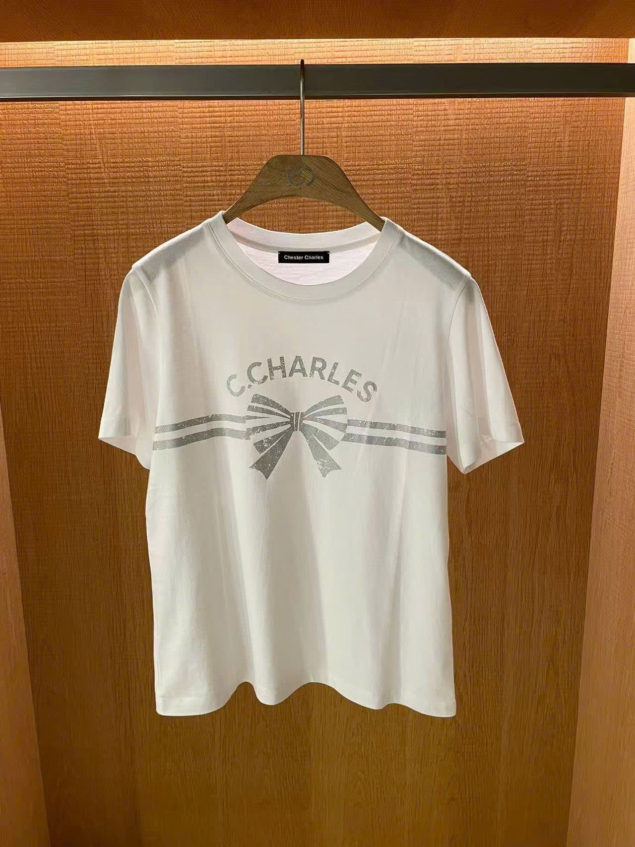  5. Áo phông trắng nơ xám ngang áo 