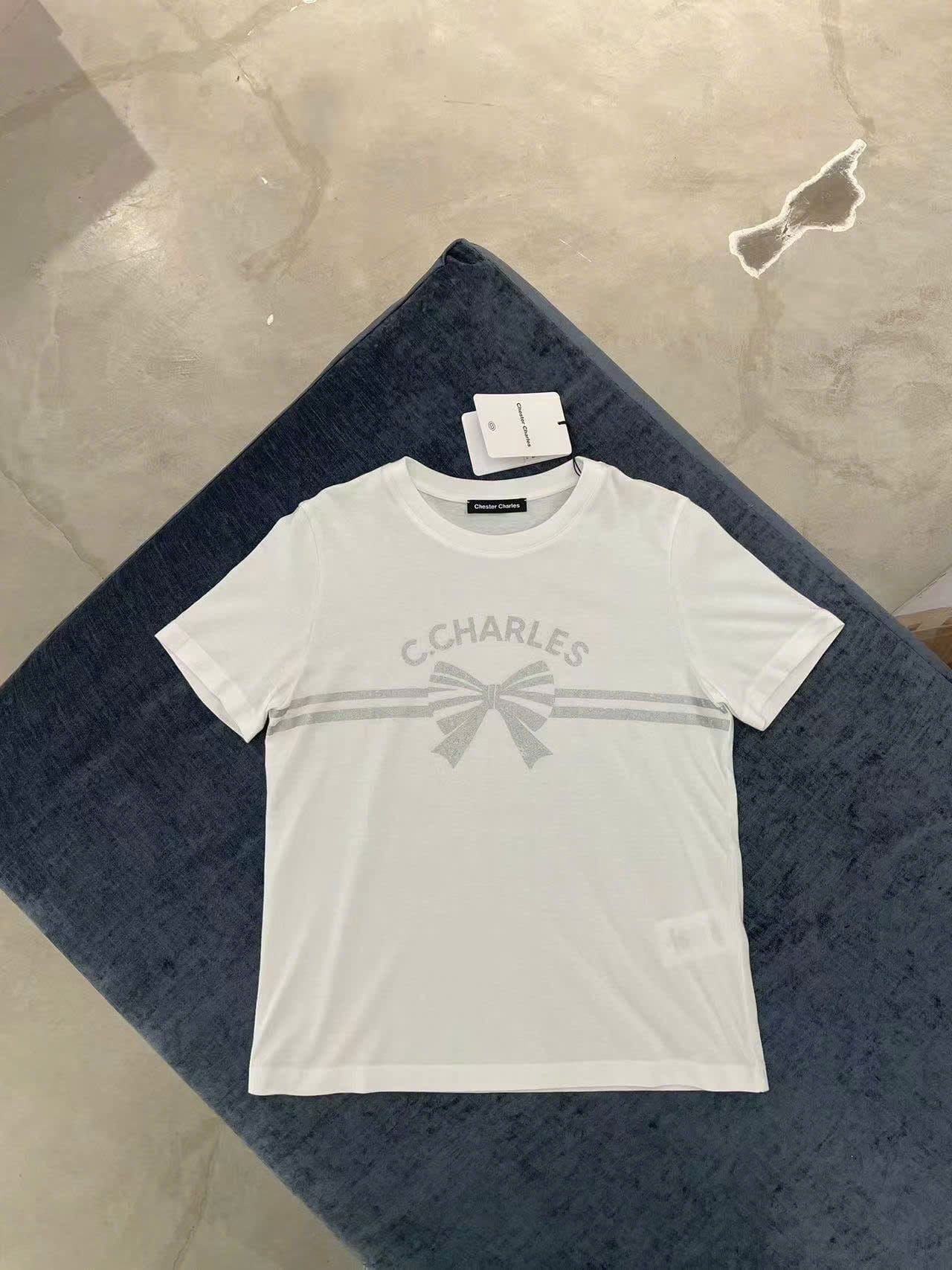  5. Áo phông trắng nơ xám ngang áo 