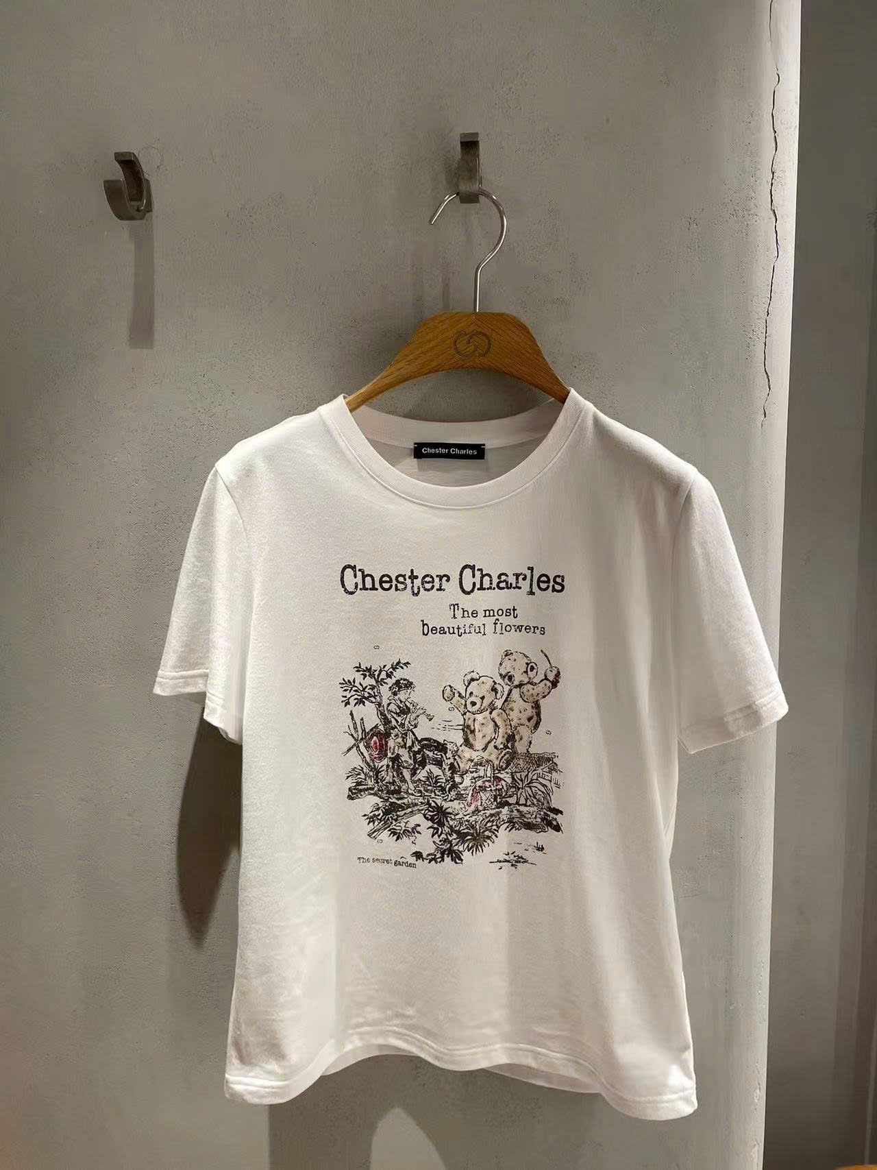  4.Áo phông trắng họa tiết gấu xám hồng nhẹ 