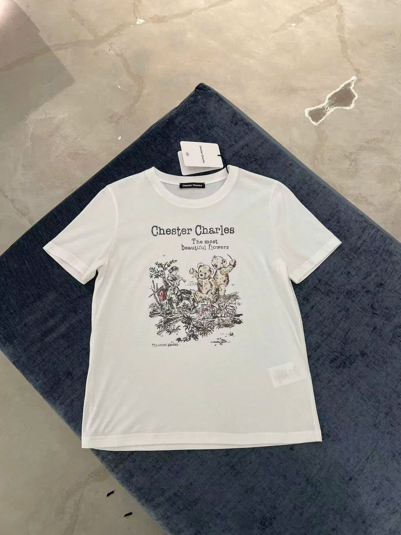  4.Áo phông trắng họa tiết gấu xám hồng nhẹ 