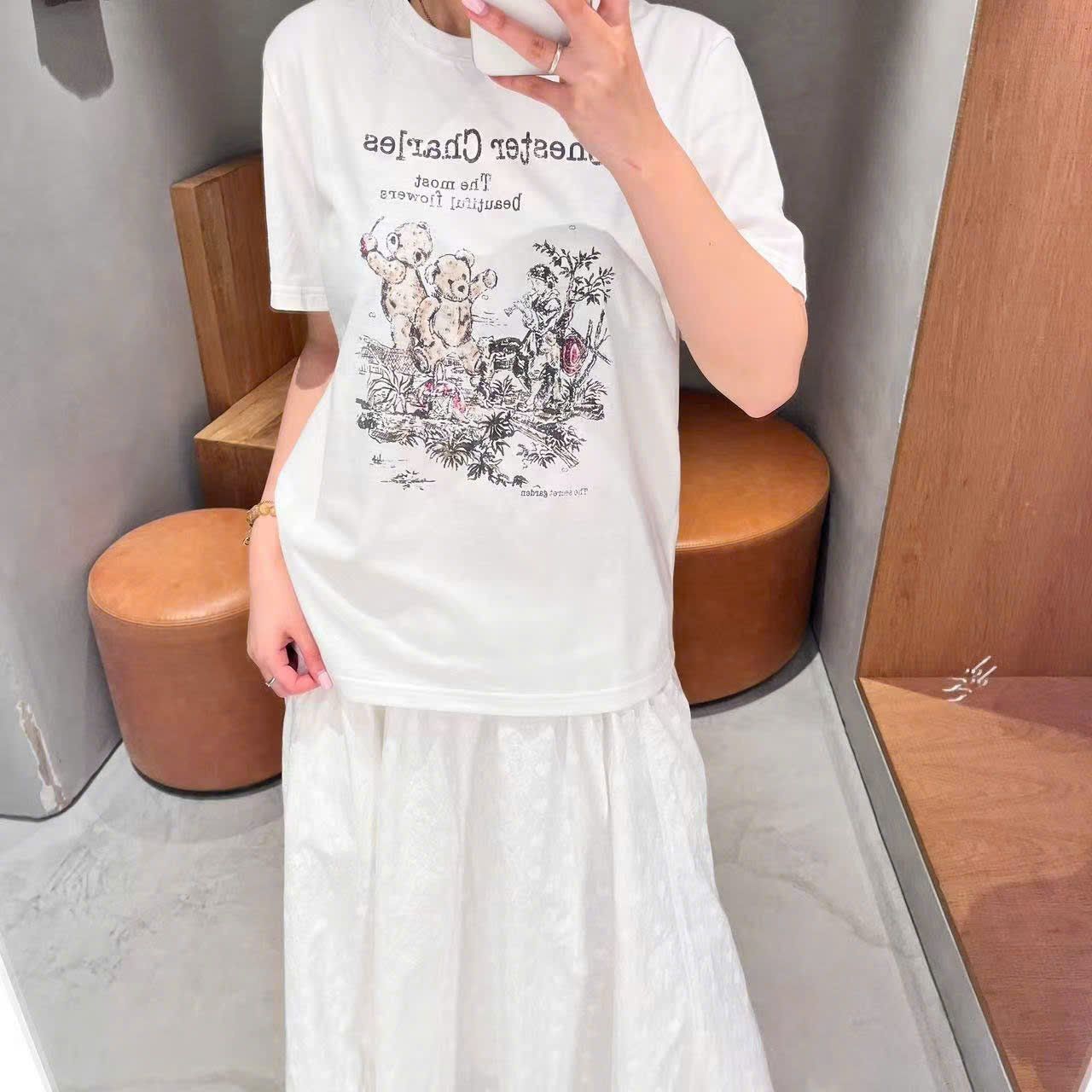  4.Áo phông trắng họa tiết gấu xám hồng nhẹ 