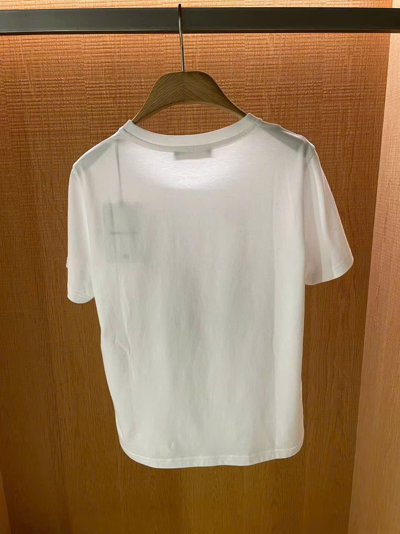  4.Áo phông trắng họa tiết gấu xám hồng nhẹ 