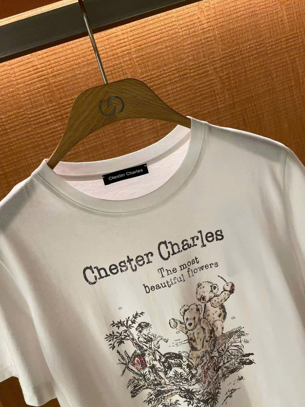  4.Áo phông trắng họa tiết gấu xám hồng nhẹ 