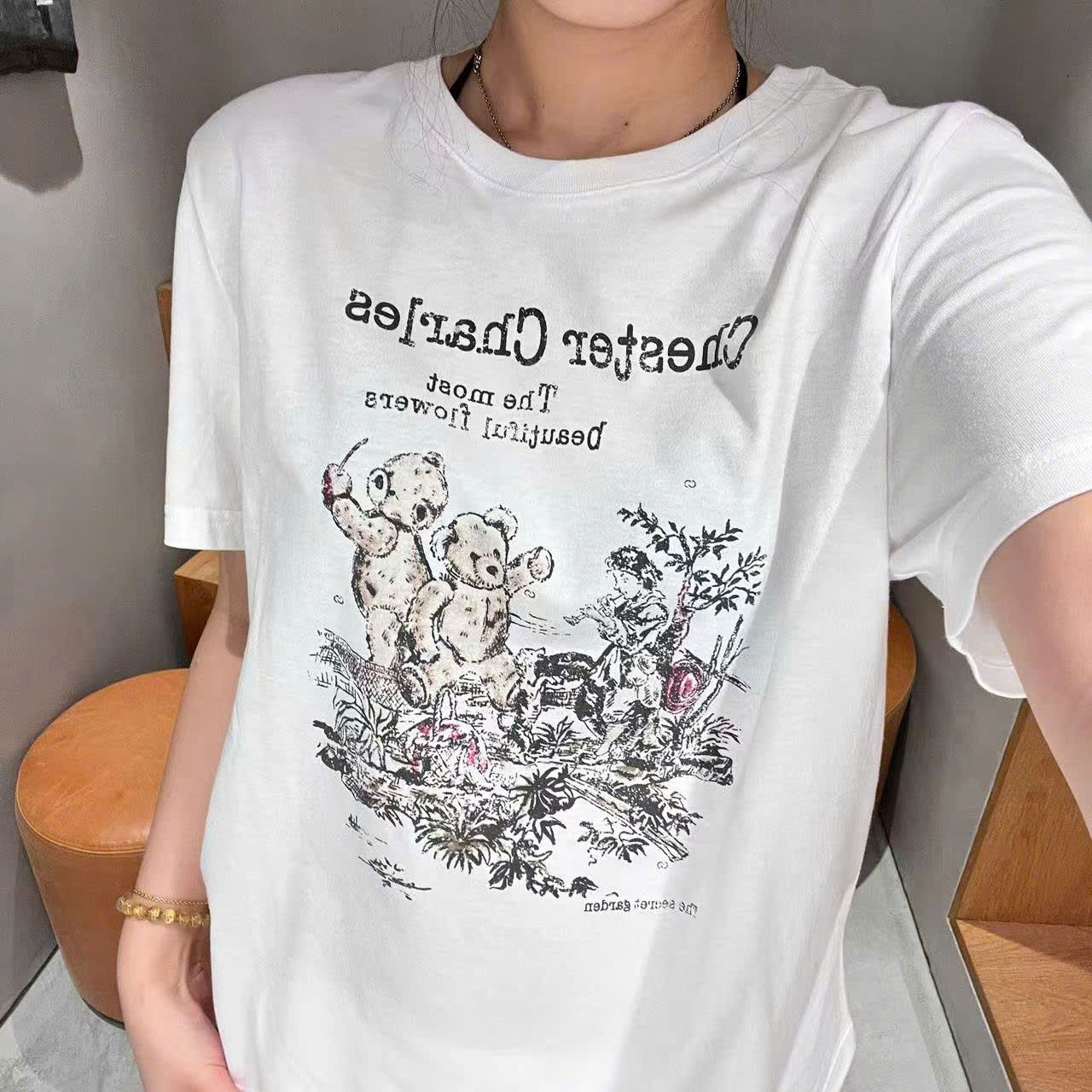  4.Áo phông trắng họa tiết gấu xám hồng nhẹ 