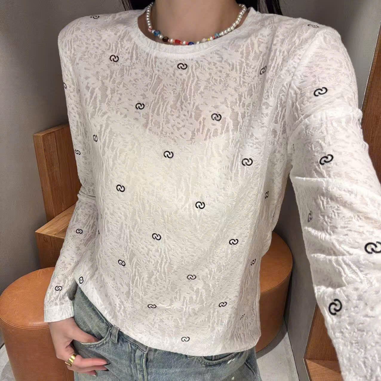  Áo thun trắng dài tay logo CC đen nhỏ 