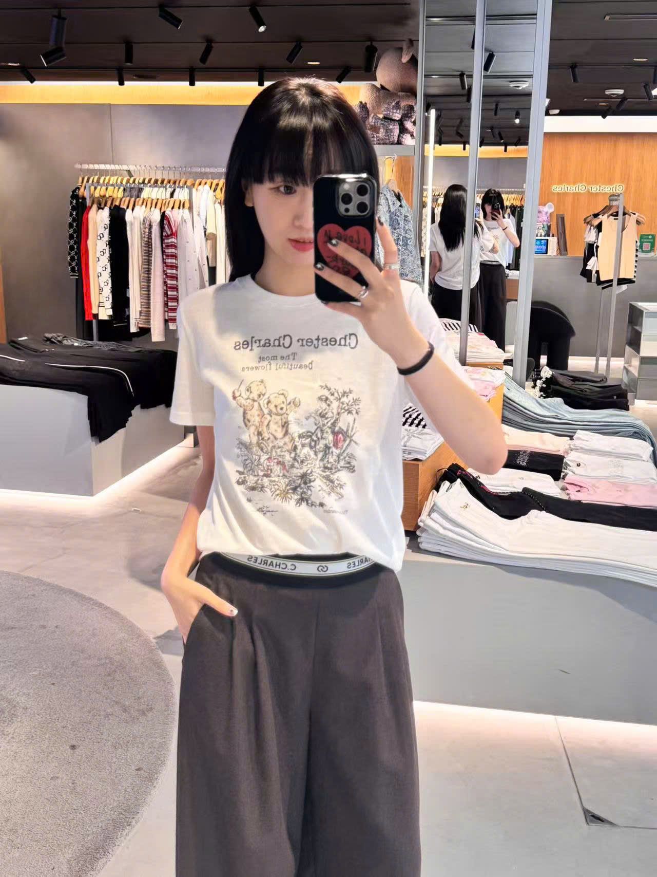  4.Áo phông trắng họa tiết gấu xám hồng nhẹ 