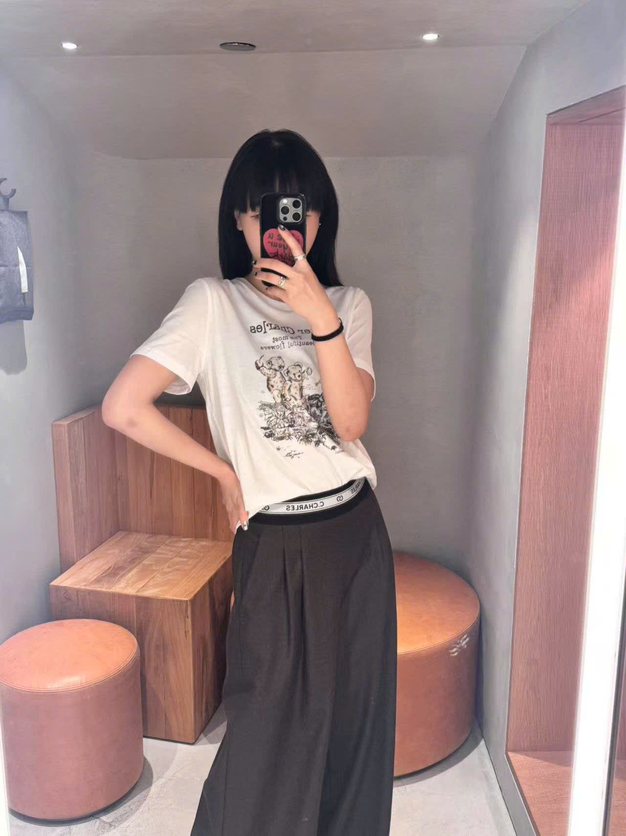  4.Áo phông trắng họa tiết gấu xám hồng nhẹ 