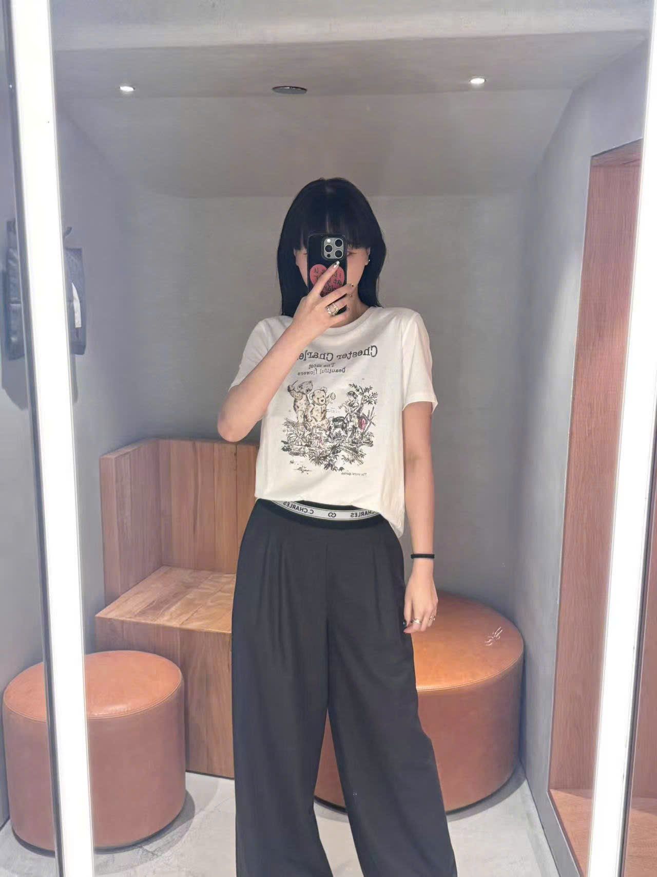  4.Áo phông trắng họa tiết gấu xám hồng nhẹ 