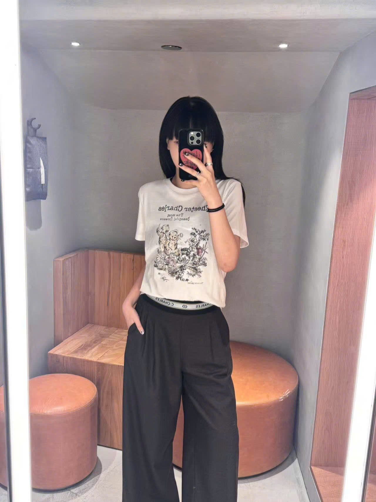  4.Áo phông trắng họa tiết gấu xám hồng nhẹ 