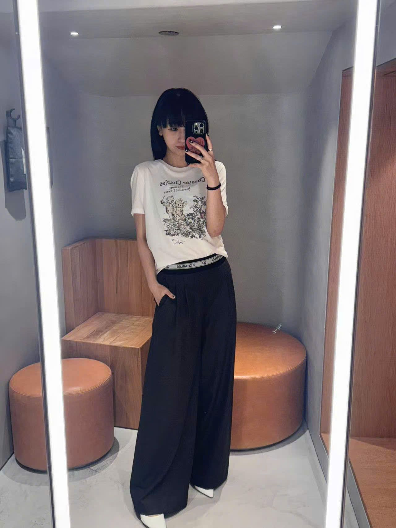  4.Áo phông trắng họa tiết gấu xám hồng nhẹ 