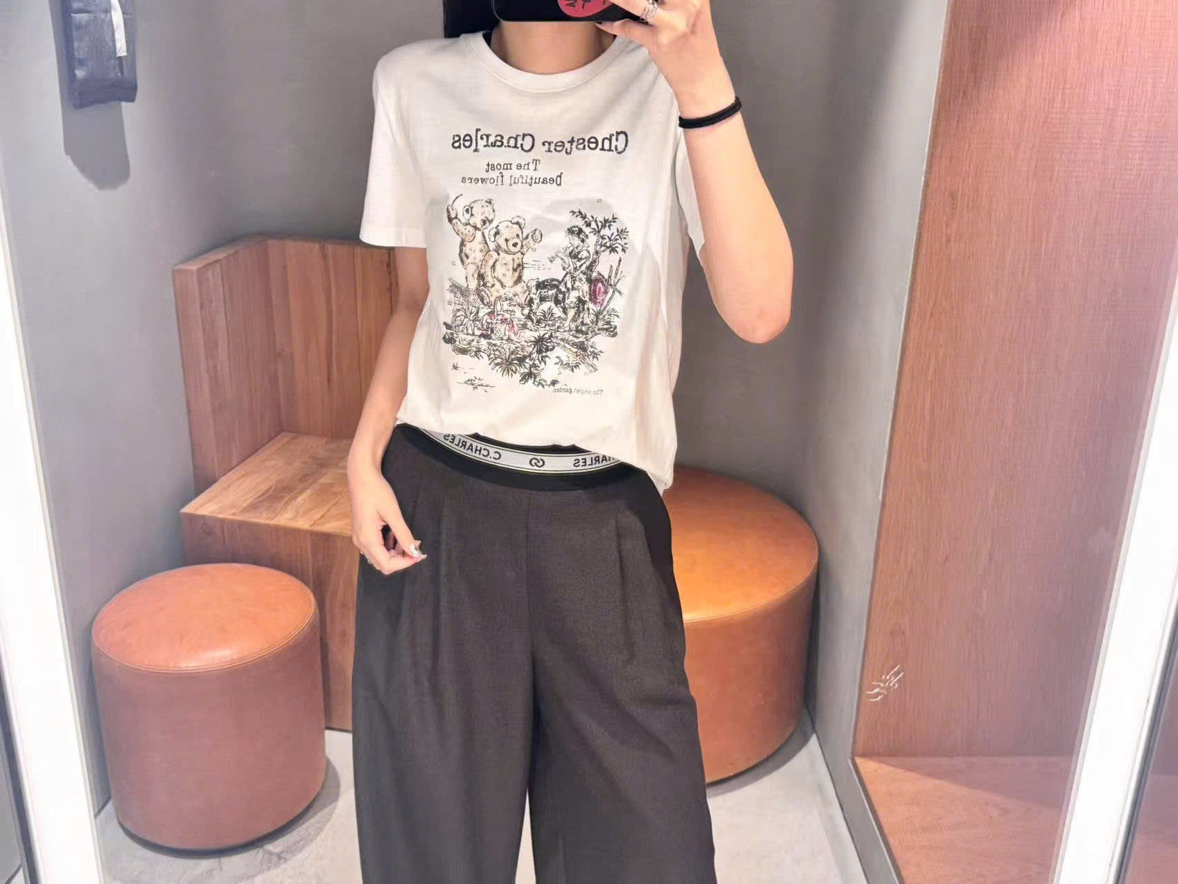  4.Áo phông trắng họa tiết gấu xám hồng nhẹ 