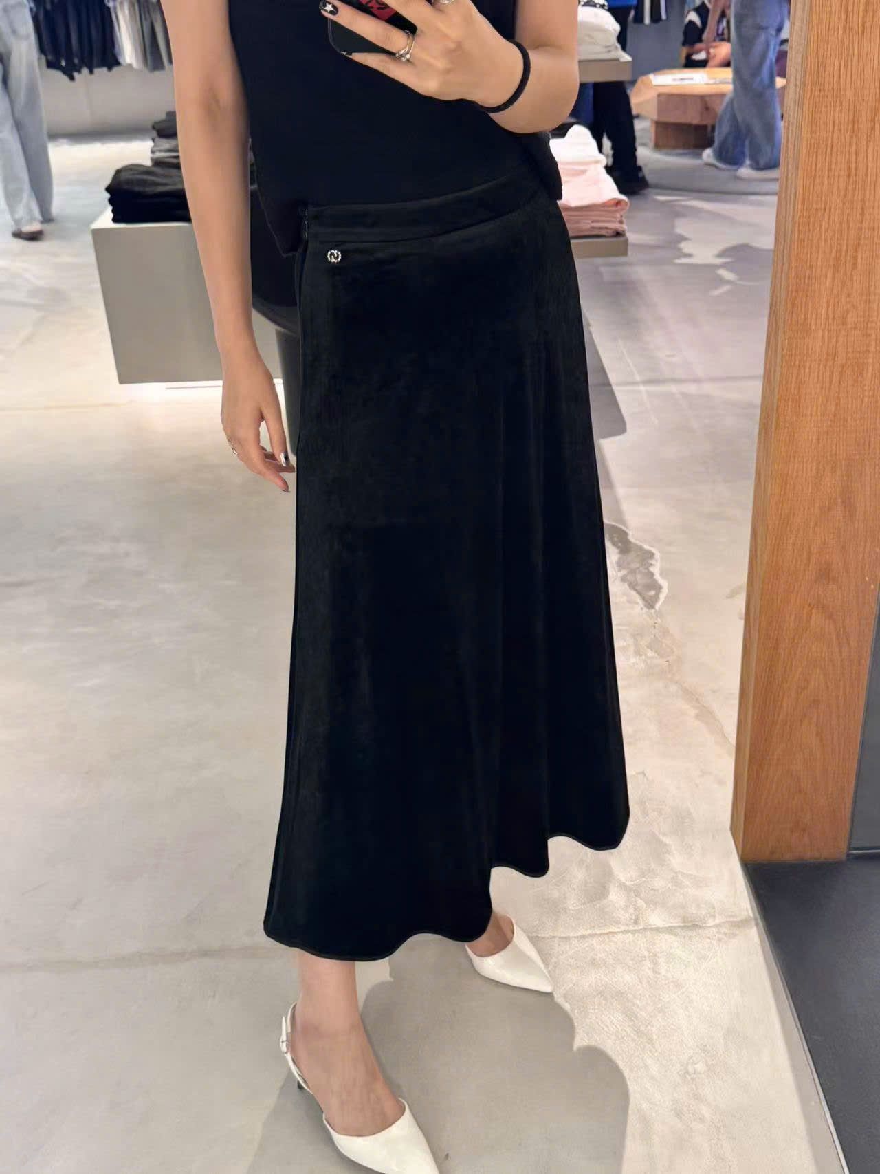  Chân váy nhung đen dài, logo đá nhỏ 