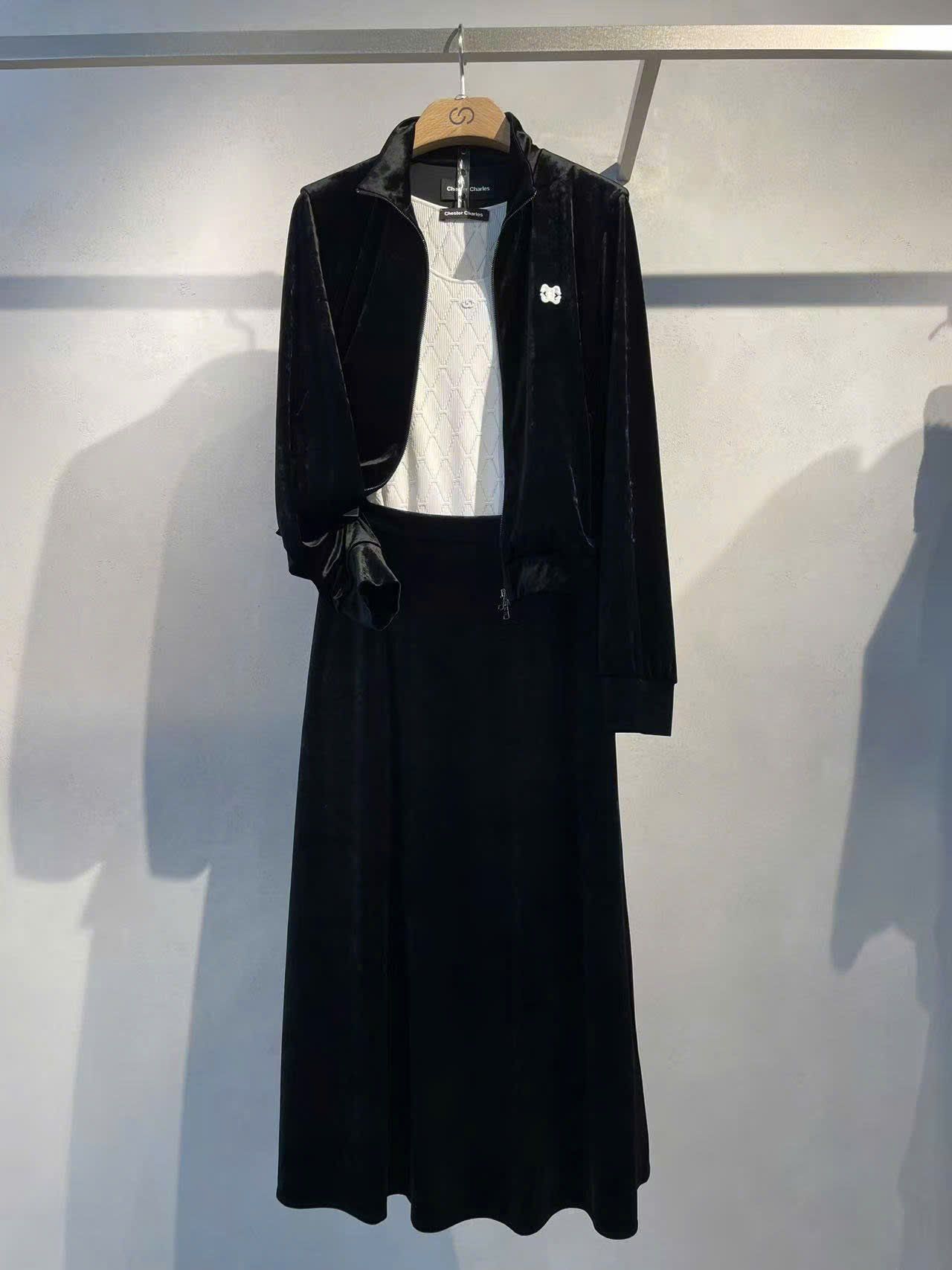  Bộ áo khoác nhung và chân váy nhung - Logo ngực trái set 