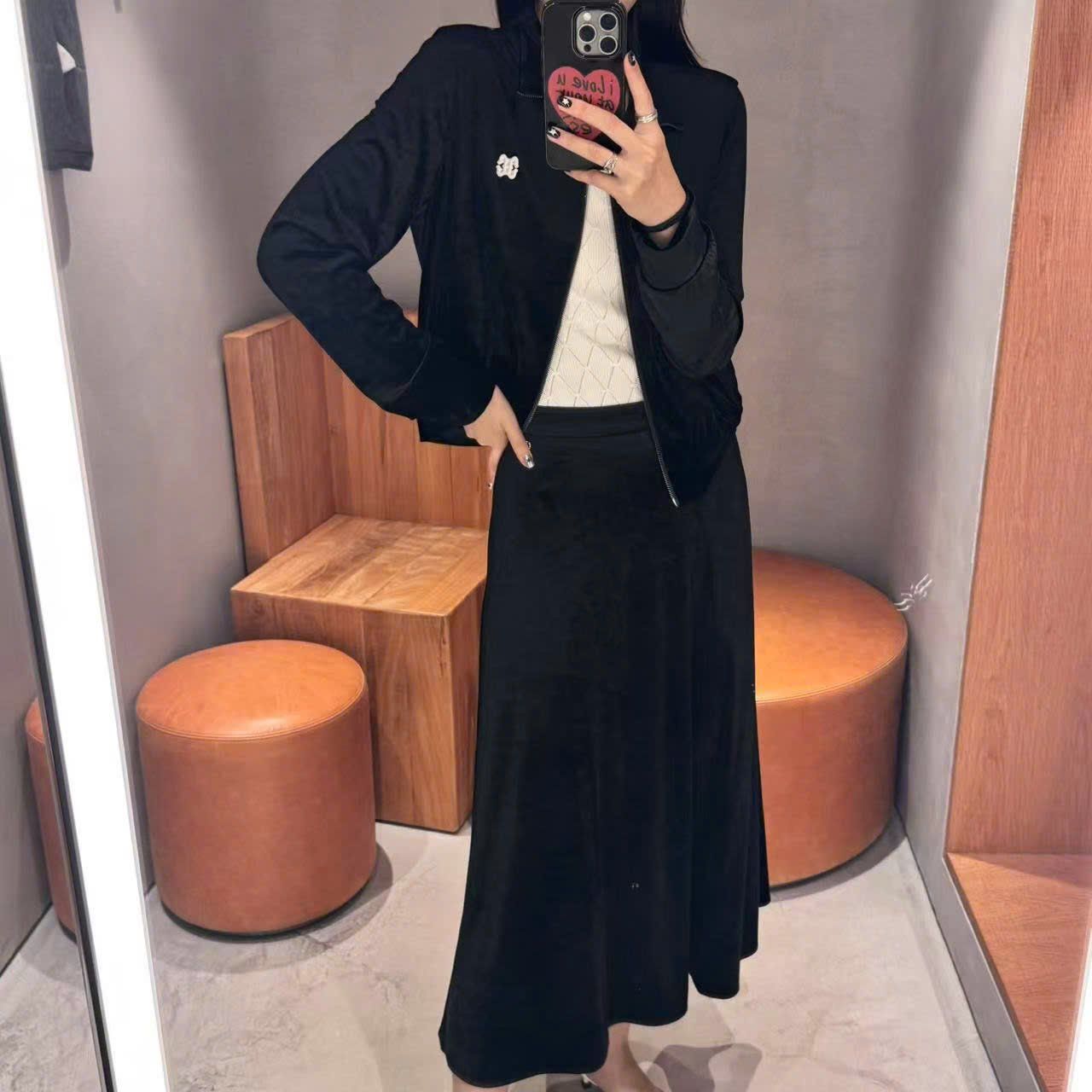  Bộ áo khoác nhung và chân váy nhung - Logo ngực trái set 