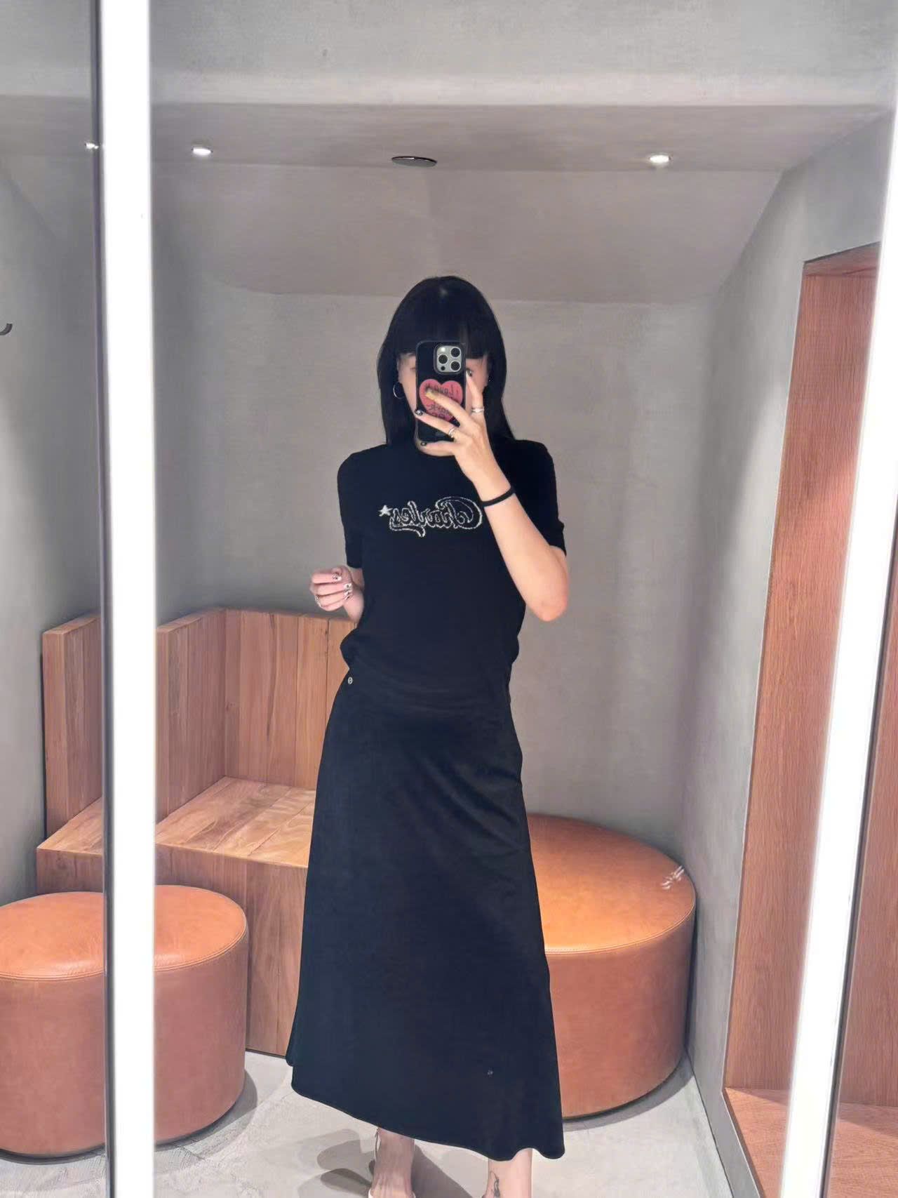  Chân váy nhung đen dài, logo đá nhỏ 