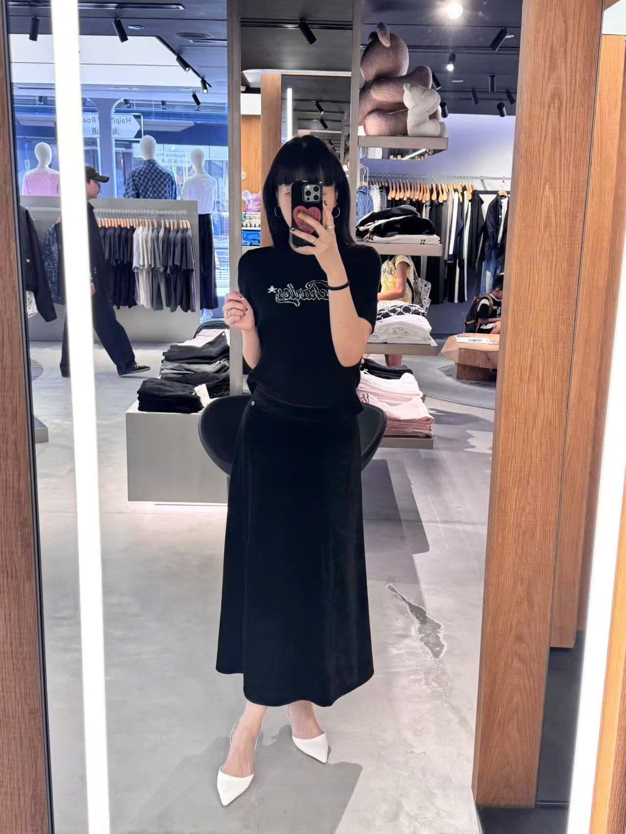  Chân váy nhung đen dài, logo đá nhỏ 