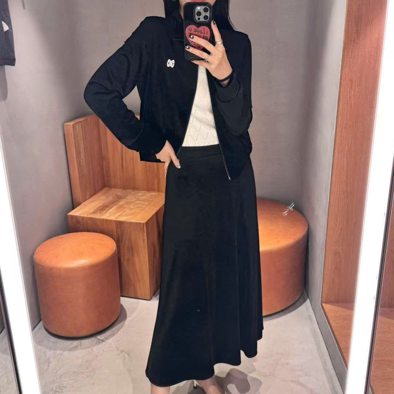  2.Áo khoác nhung đen -logo ngực trái 