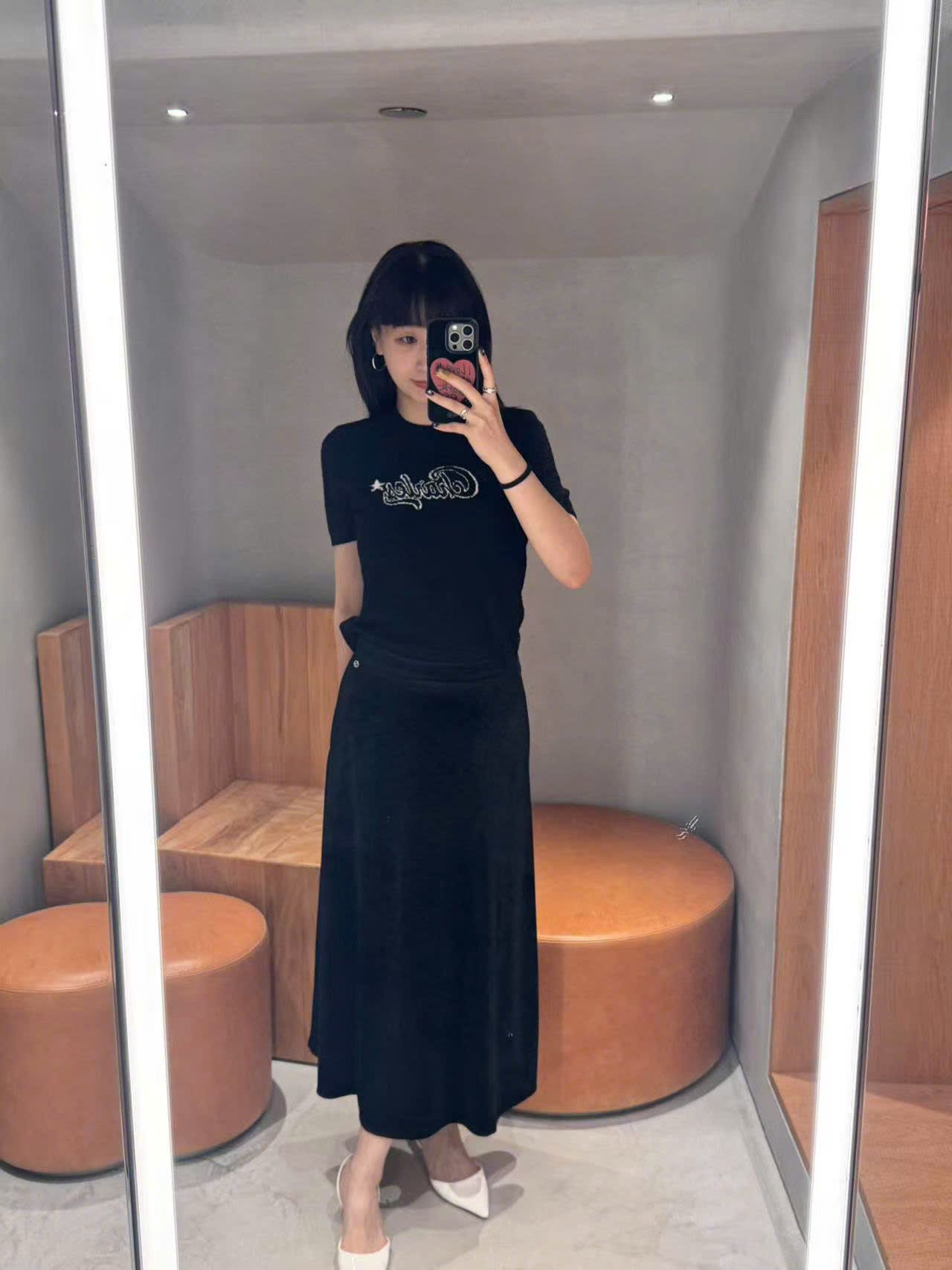 Chân váy nhung đen dài, logo đá nhỏ 