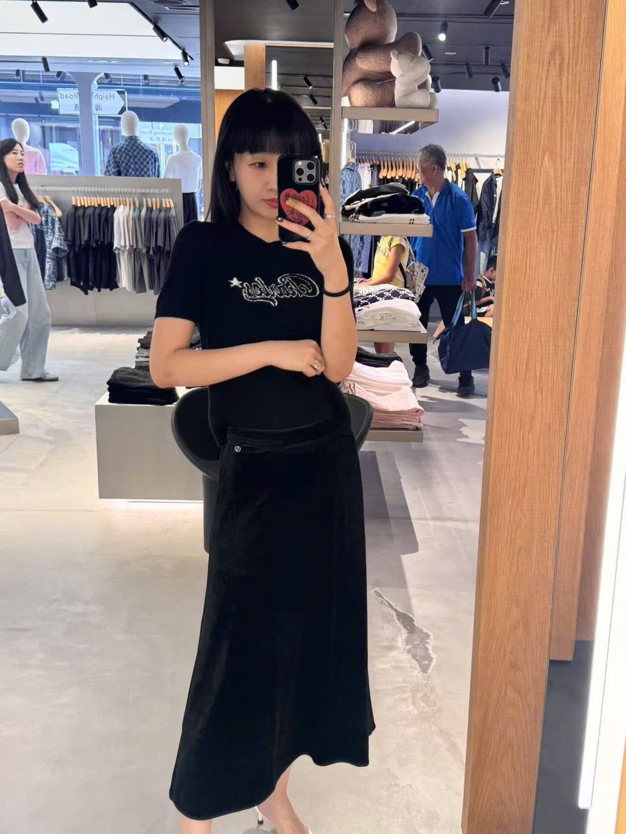  Chân váy nhung đen dài, logo đá nhỏ 