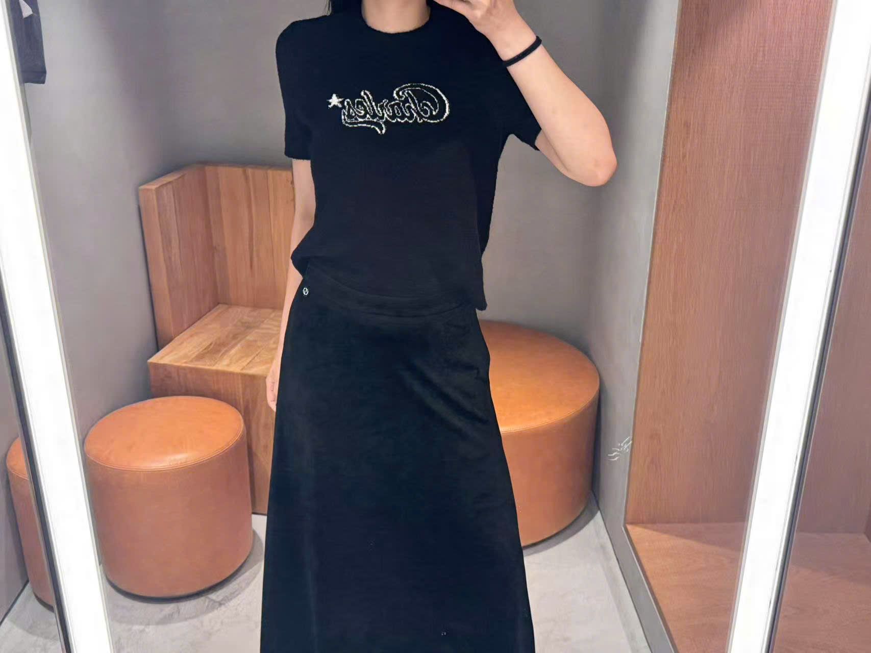  Chân váy nhung đen dài, logo đá nhỏ 