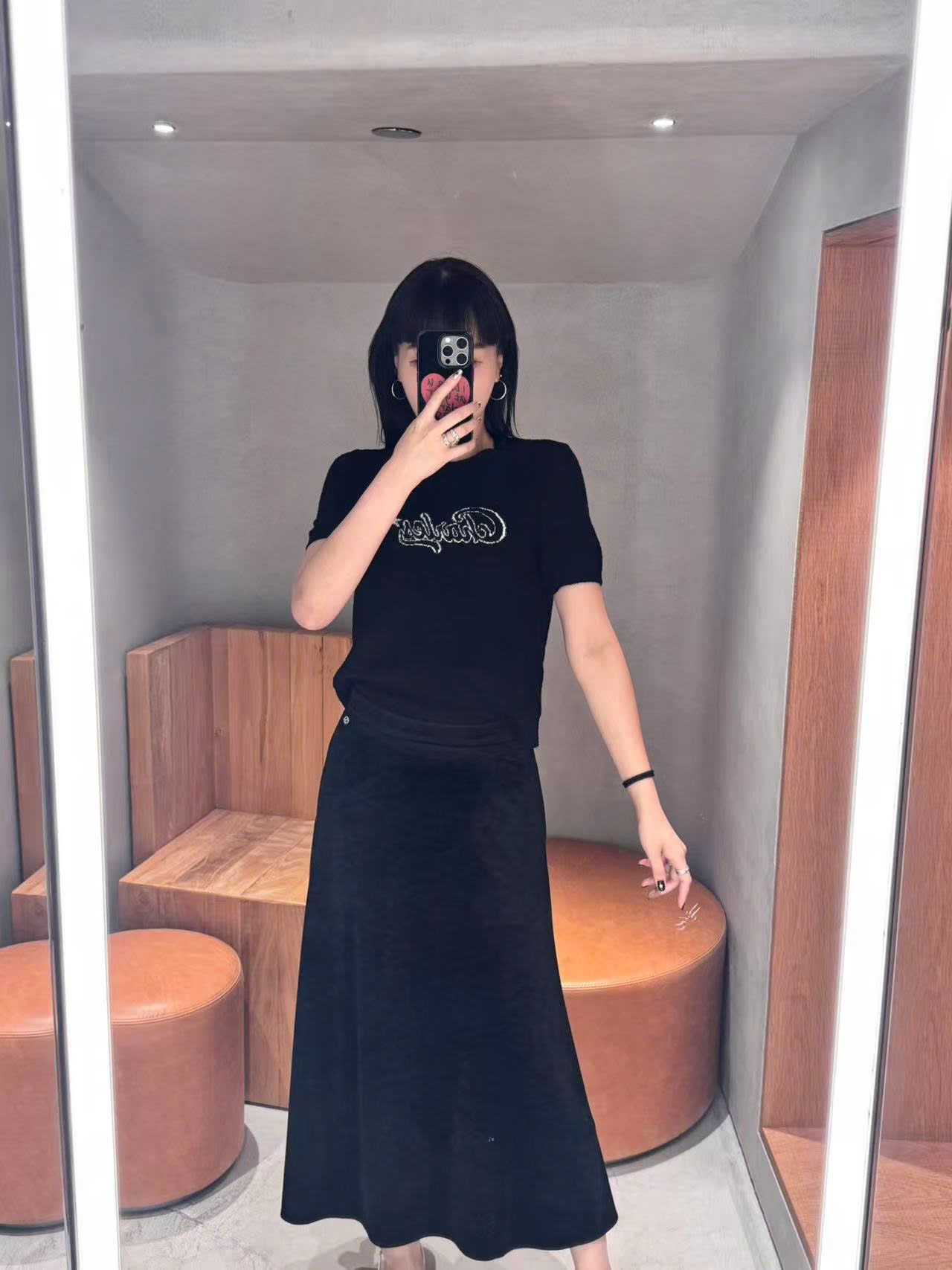  Chân váy nhung đen dài, logo đá nhỏ 