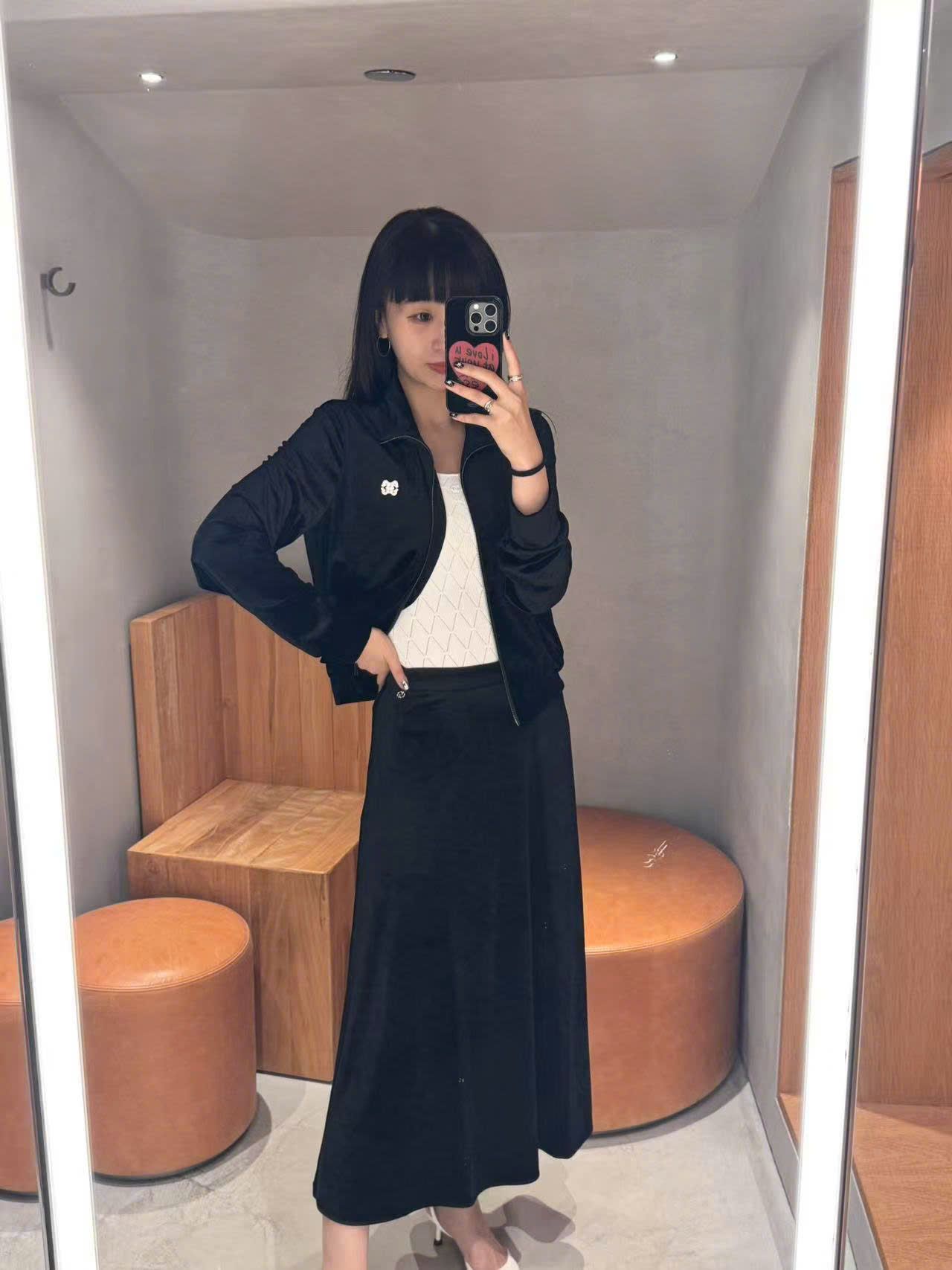  Chân váy nhung đen dài, logo đá nhỏ 