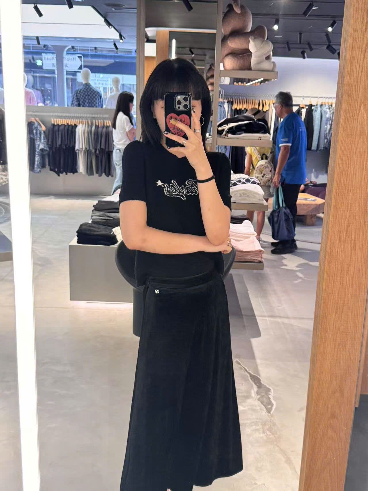  Chân váy nhung đen dài, logo đá nhỏ 