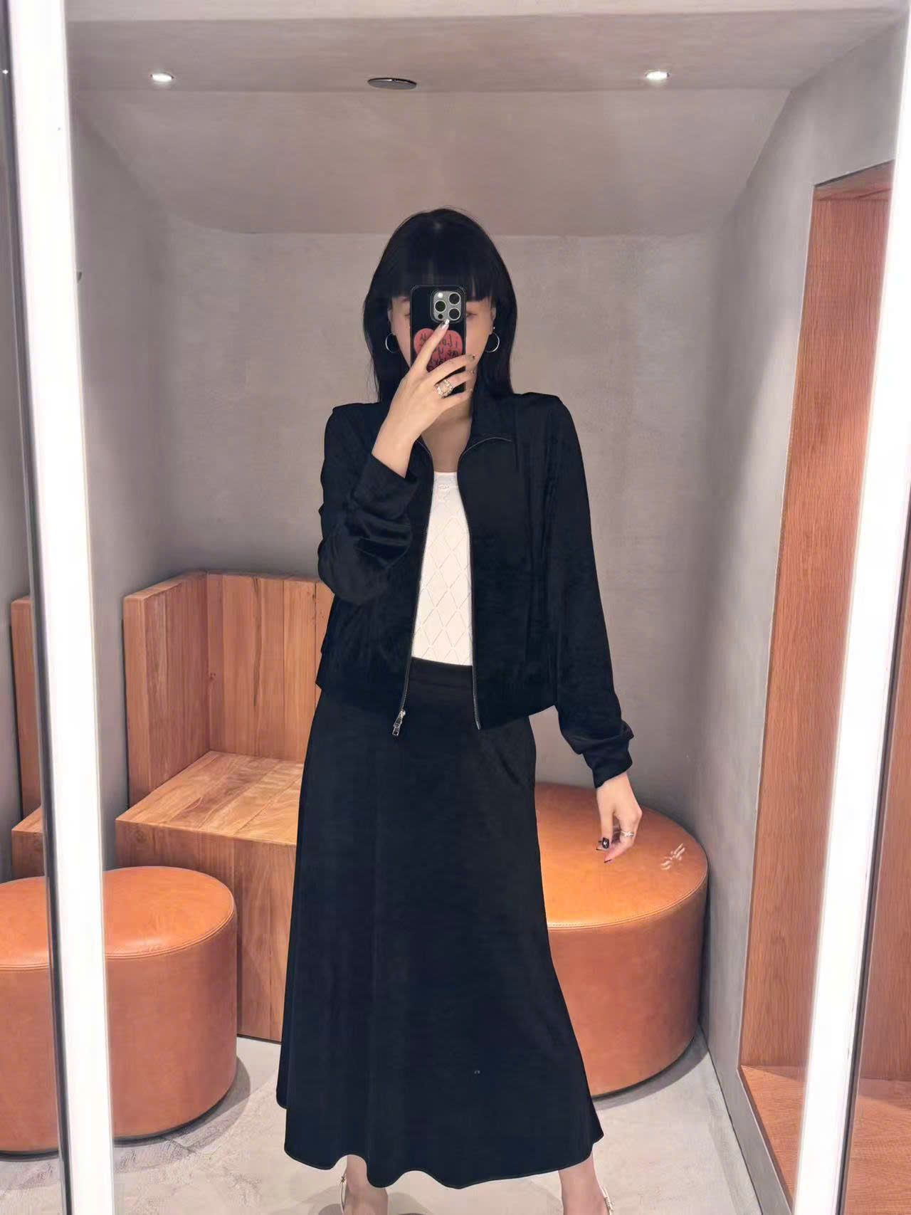  2.Áo khoác nhung đen -logo ngực trái 