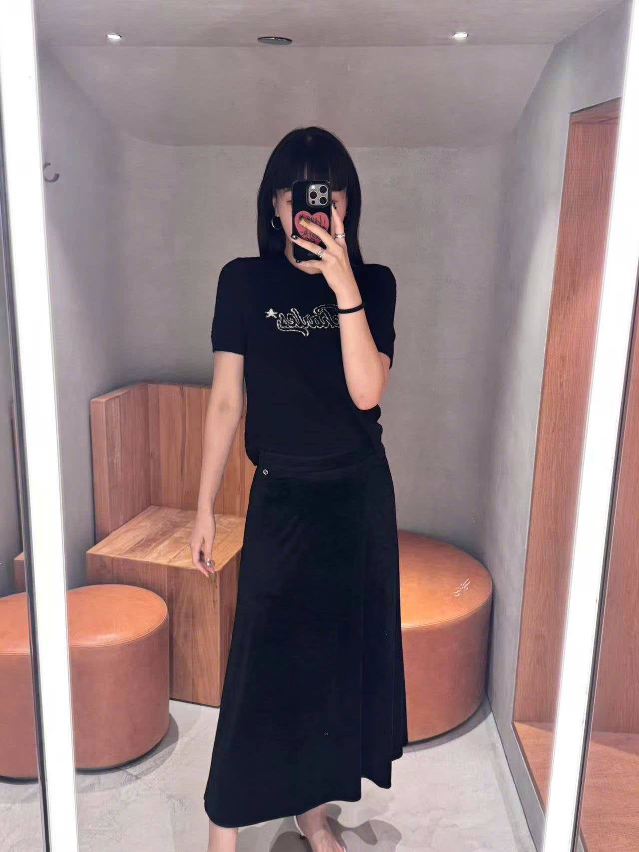  Chân váy nhung đen dài, logo đá nhỏ 