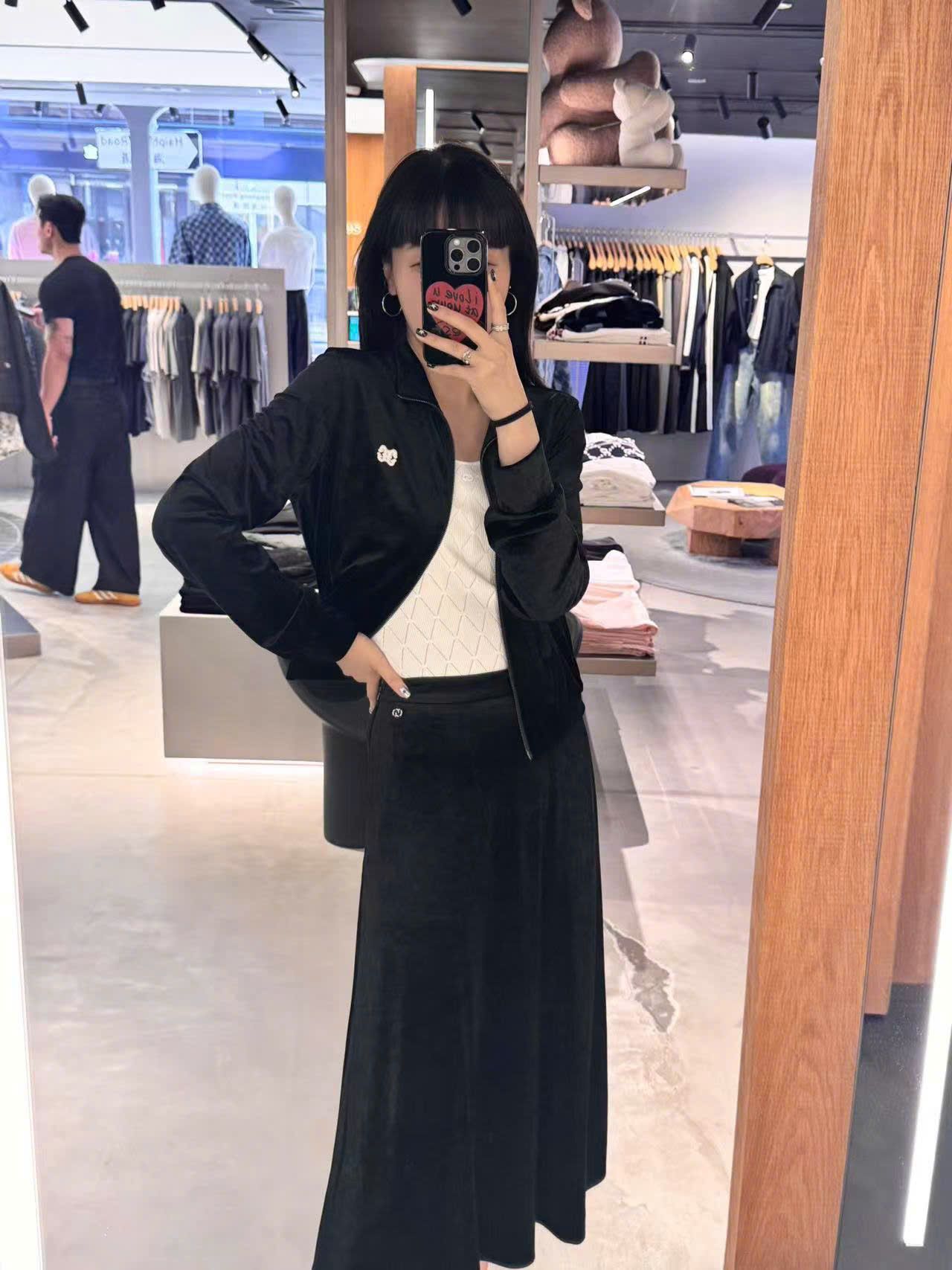  Chân váy nhung đen dài, logo đá nhỏ 