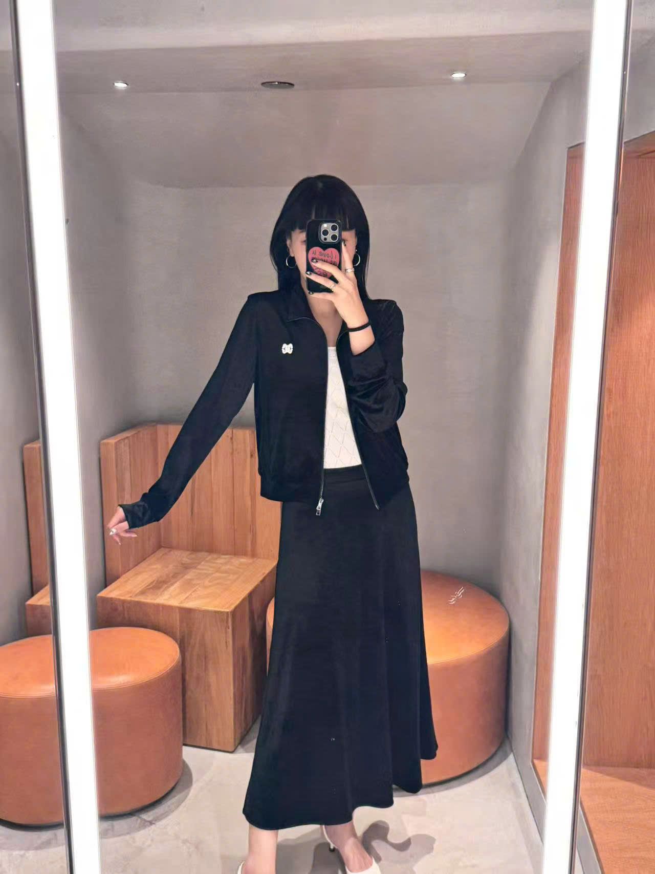  2.Áo khoác nhung đen -logo ngực trái 