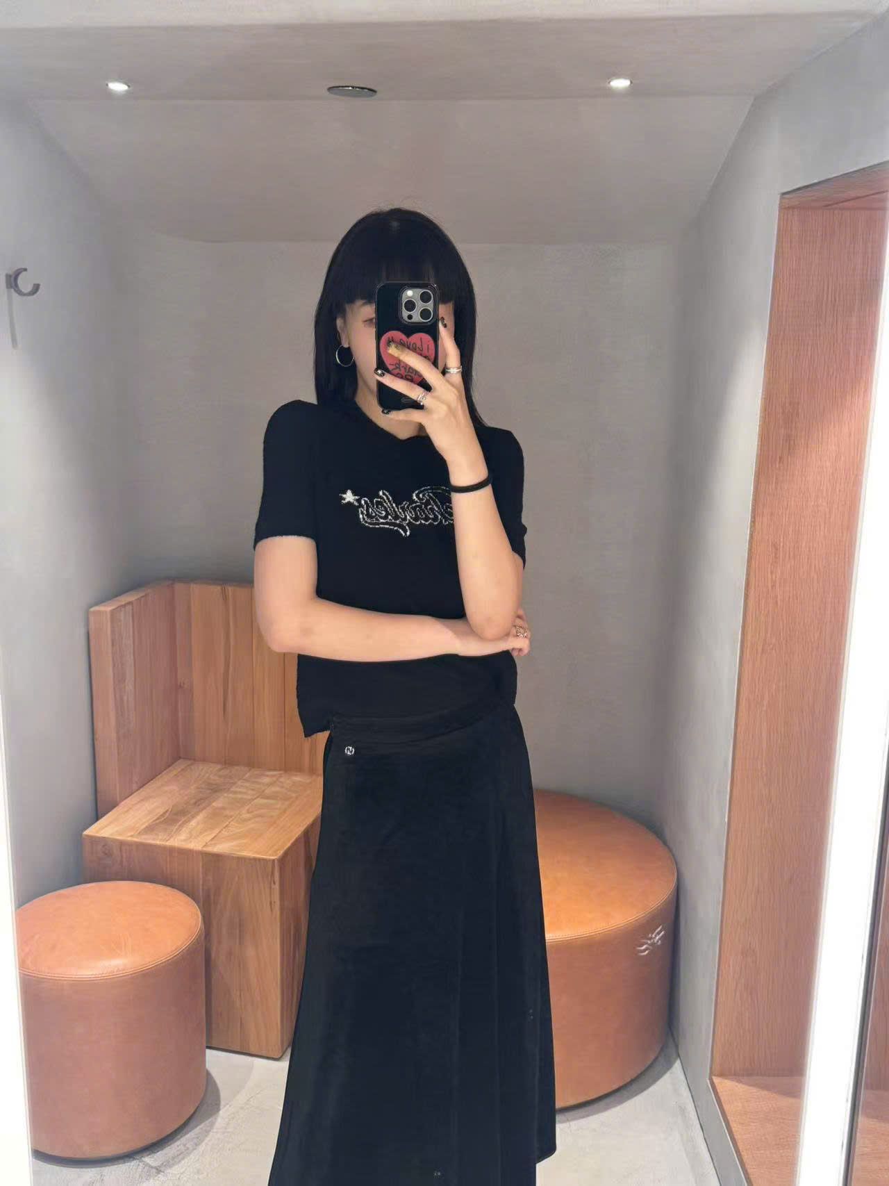  Chân váy nhung đen dài, logo đá nhỏ 