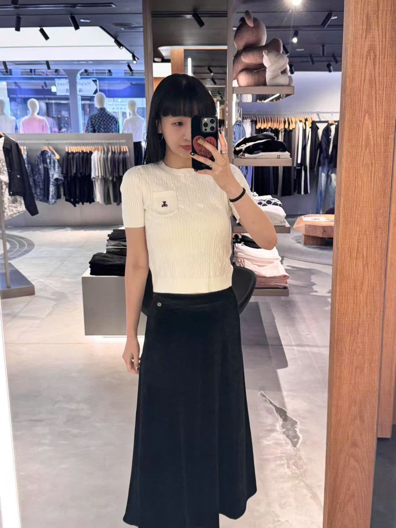  Chân váy nhung đen dài, logo đá nhỏ 