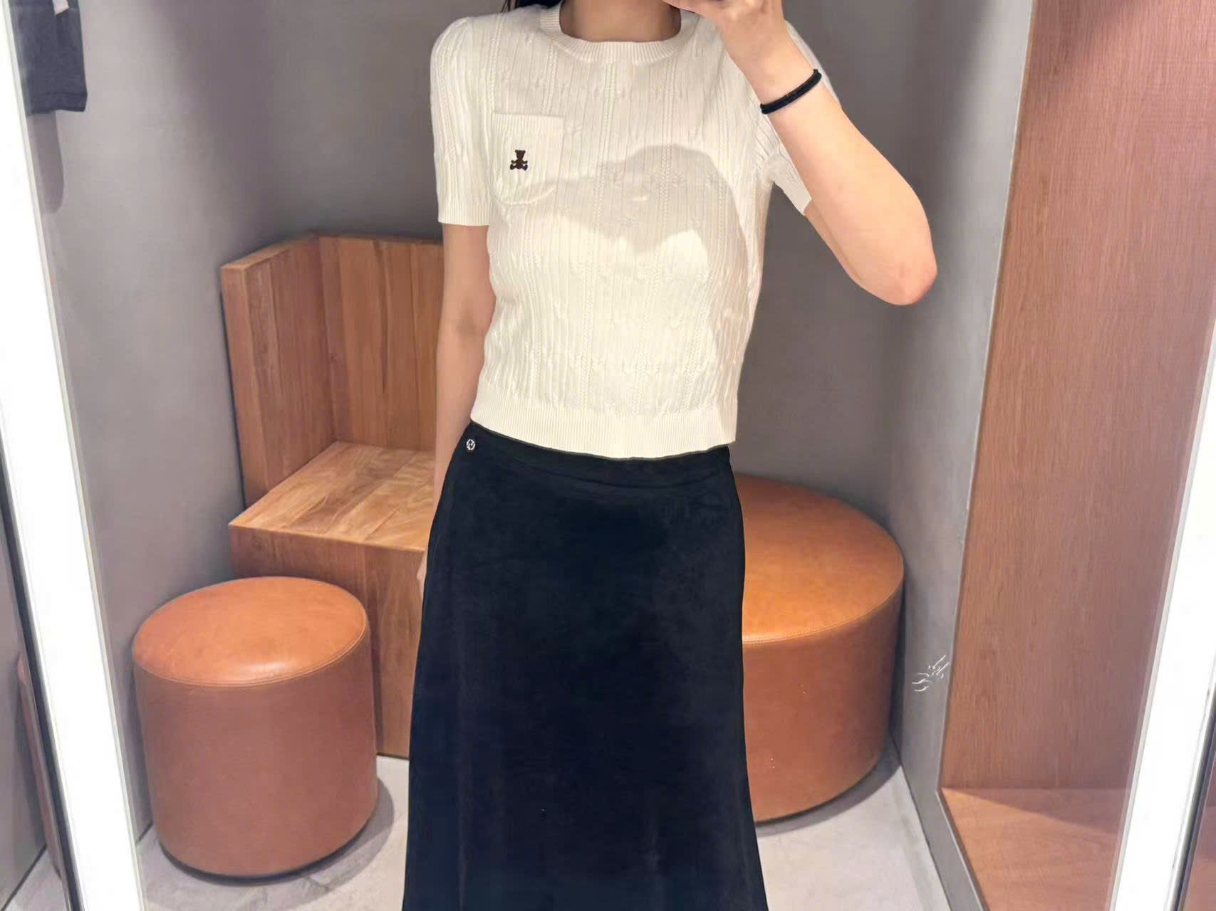  Chân váy nhung đen dài, logo đá nhỏ 