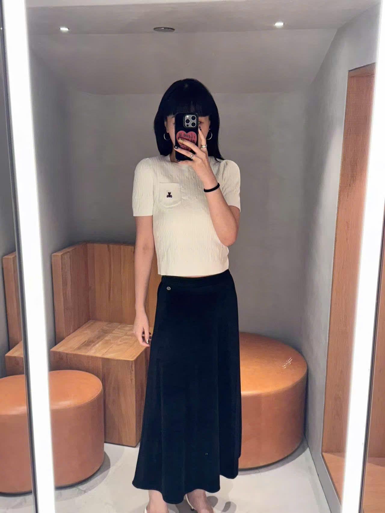  Chân váy nhung đen dài, logo đá nhỏ 