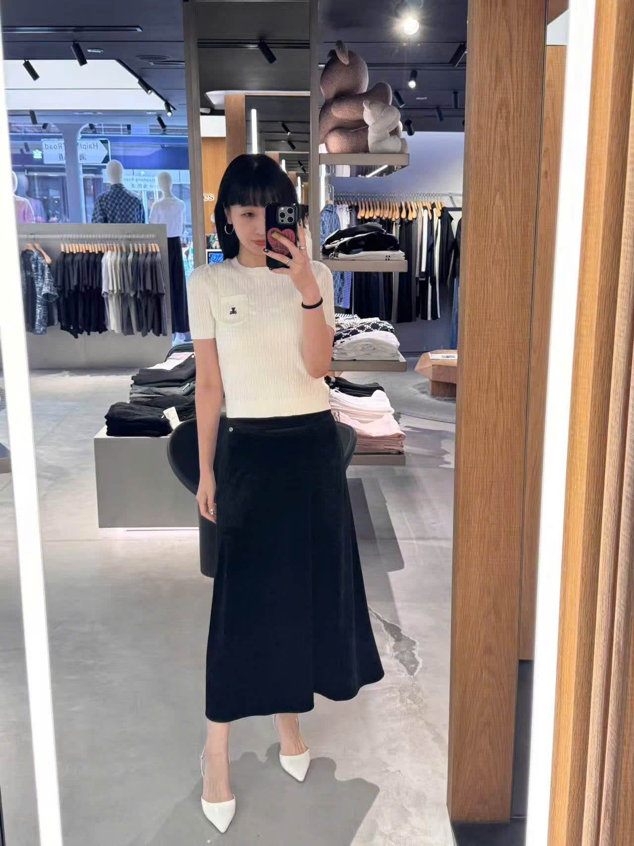  Chân váy nhung đen dài, logo đá nhỏ 