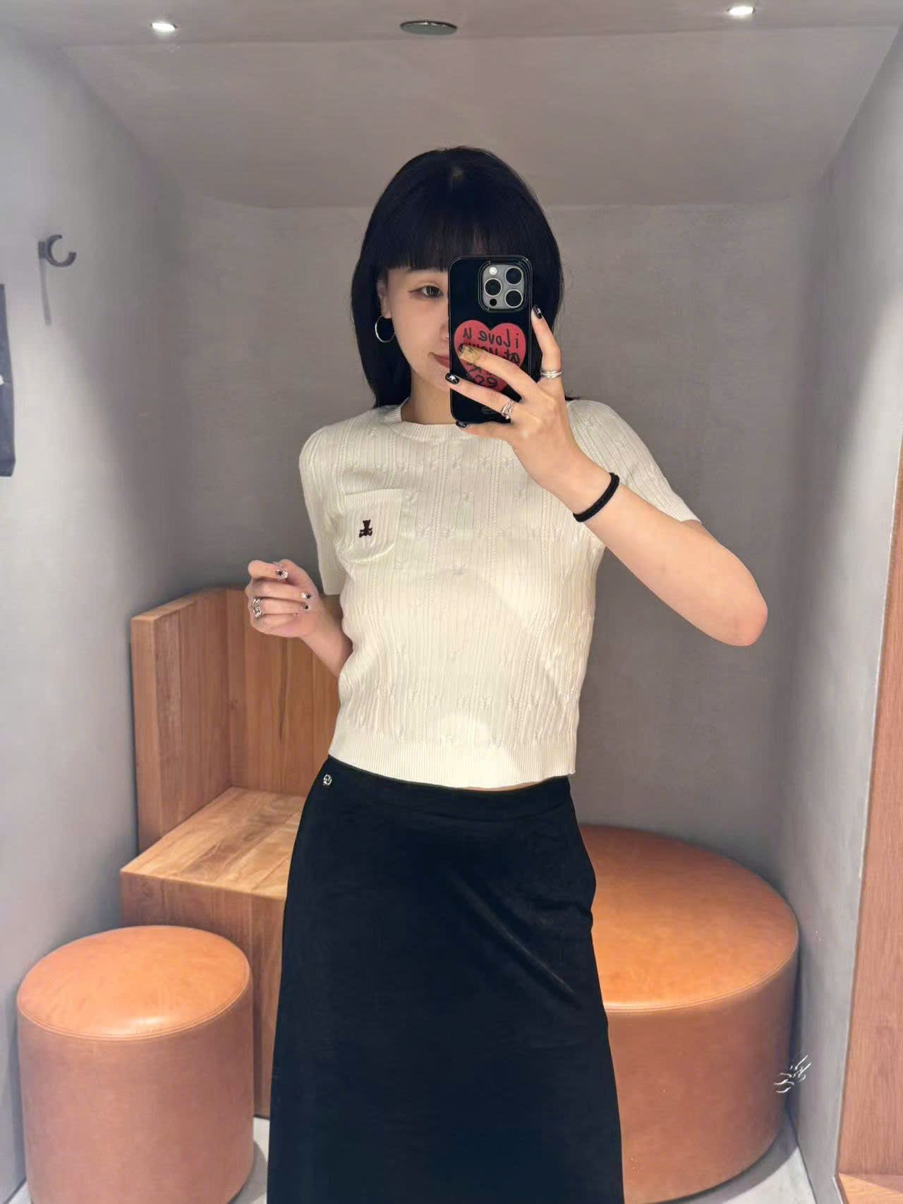  Chân váy nhung đen dài, logo đá nhỏ 