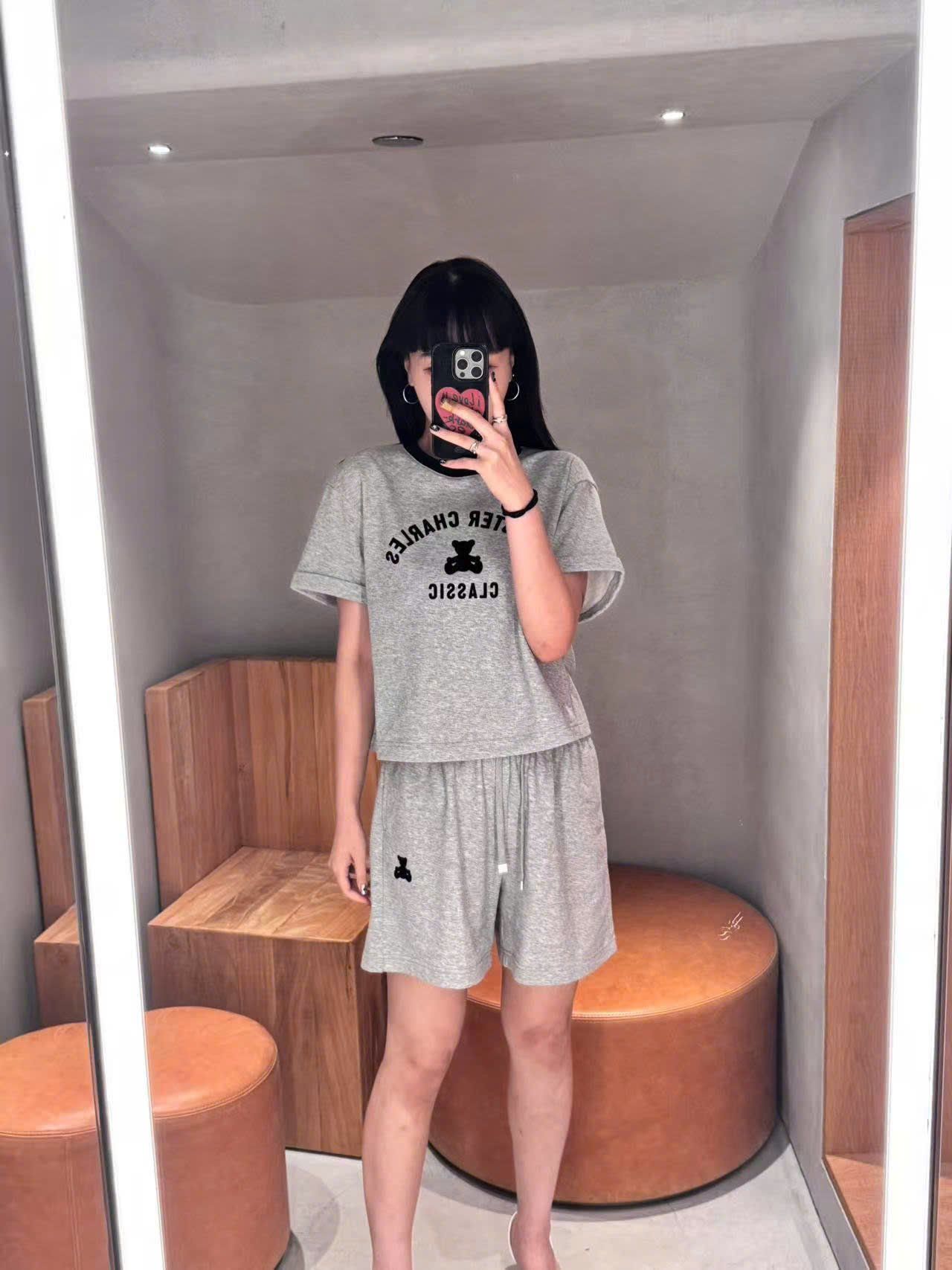  1.Bộ áo thun xám, cổ viền đen và quần sooc gấu đen set 