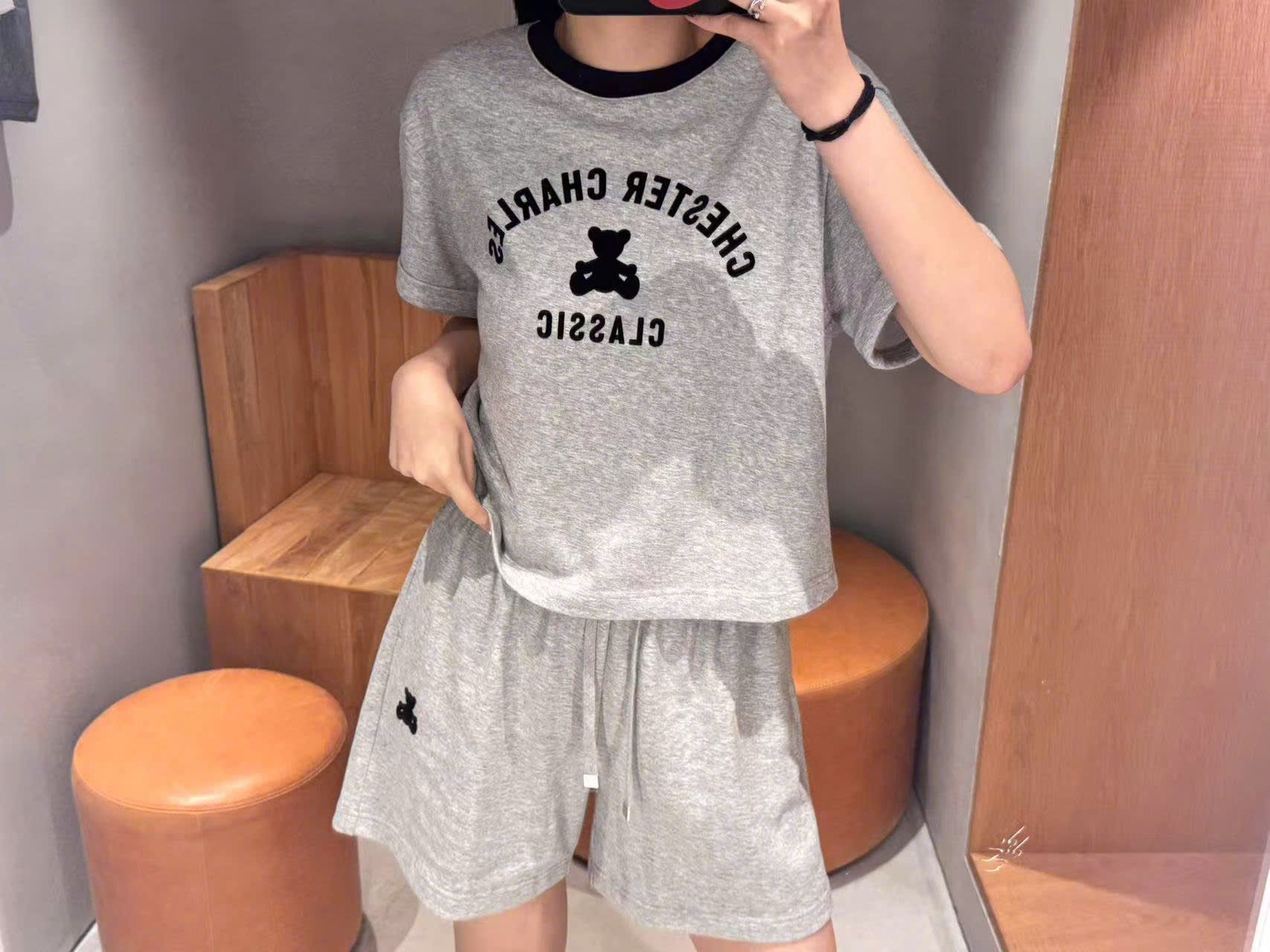  Áo thun xám, cổ viền đen và chữ gấu ngực (SET) 