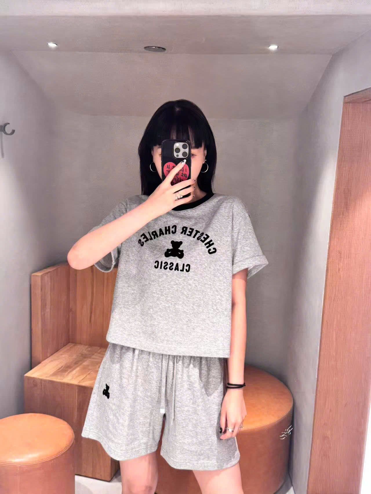  1.Bộ áo thun xám, cổ viền đen và quần sooc gấu đen set 