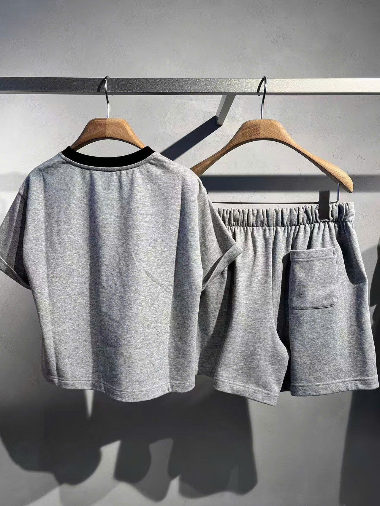  Áo thun xám, cổ viền đen và chữ gấu ngực (SET) 