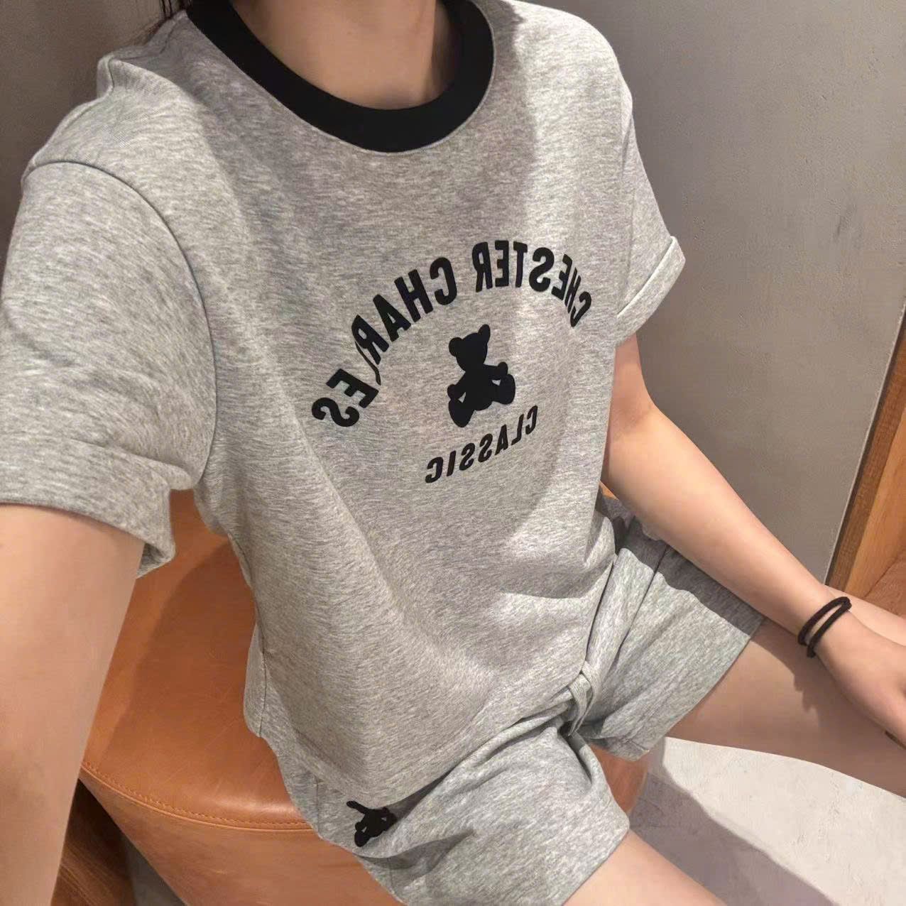  Áo thun xám, cổ viền đen và chữ gấu ngực (SET) 