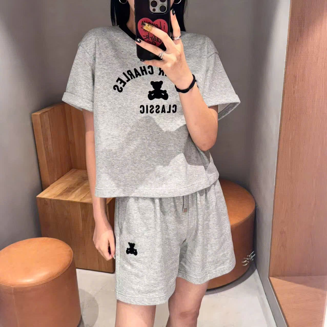  1.Bộ áo thun xám, cổ viền đen và quần sooc gấu đen set 