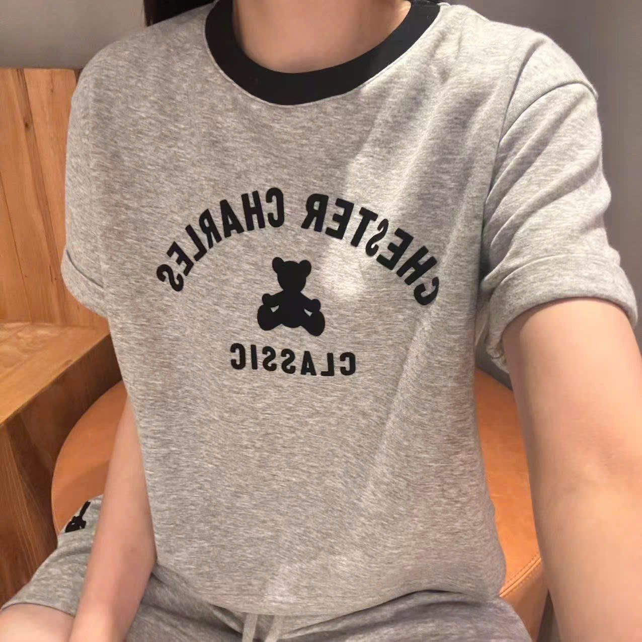  1.Bộ áo thun xám, cổ viền đen và quần sooc gấu đen set 