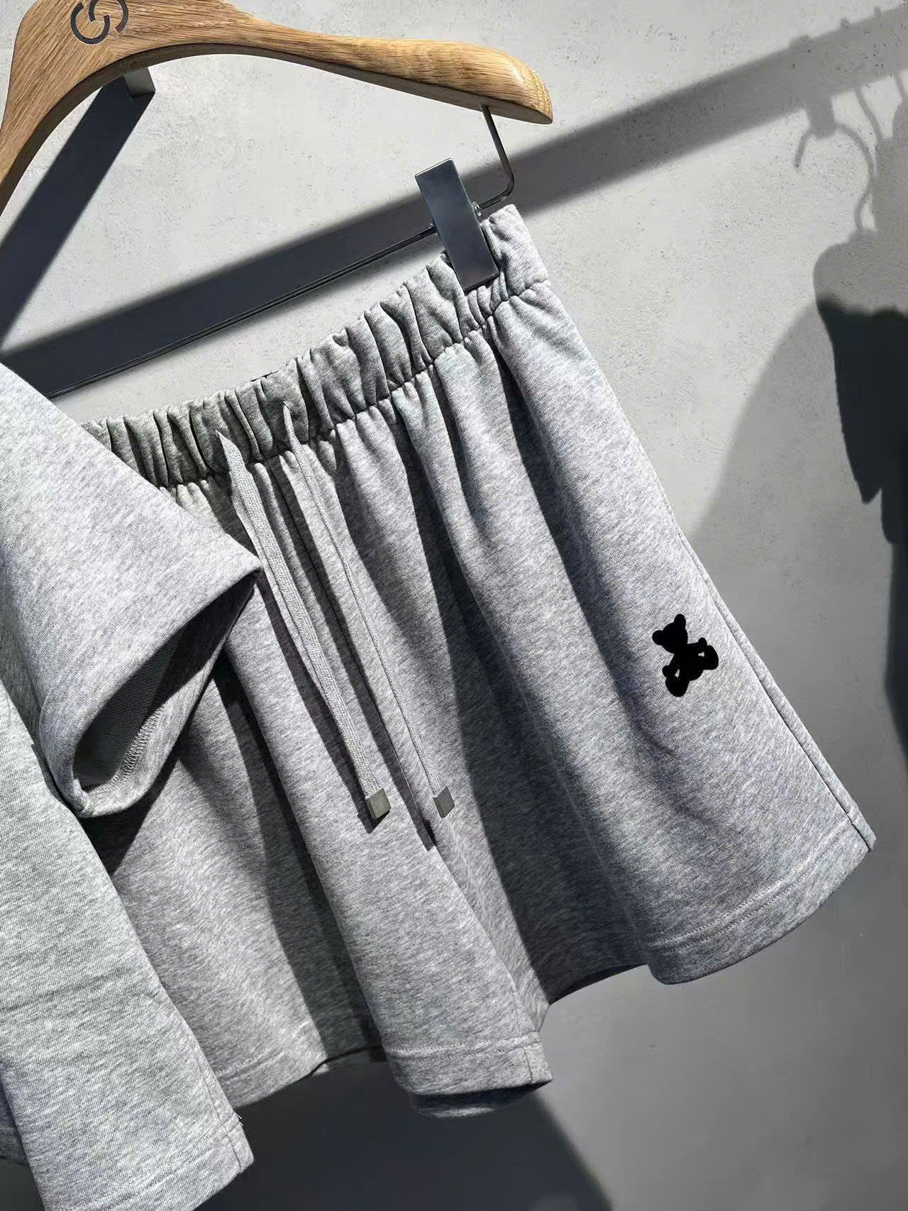  1.Bộ áo thun xám, cổ viền đen và quần sooc gấu đen set 