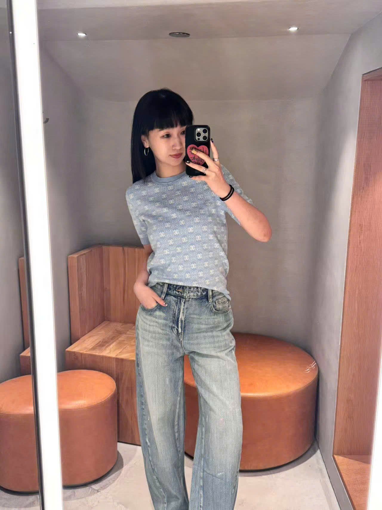  2.Áo xanh biển , full logo bo gấu 