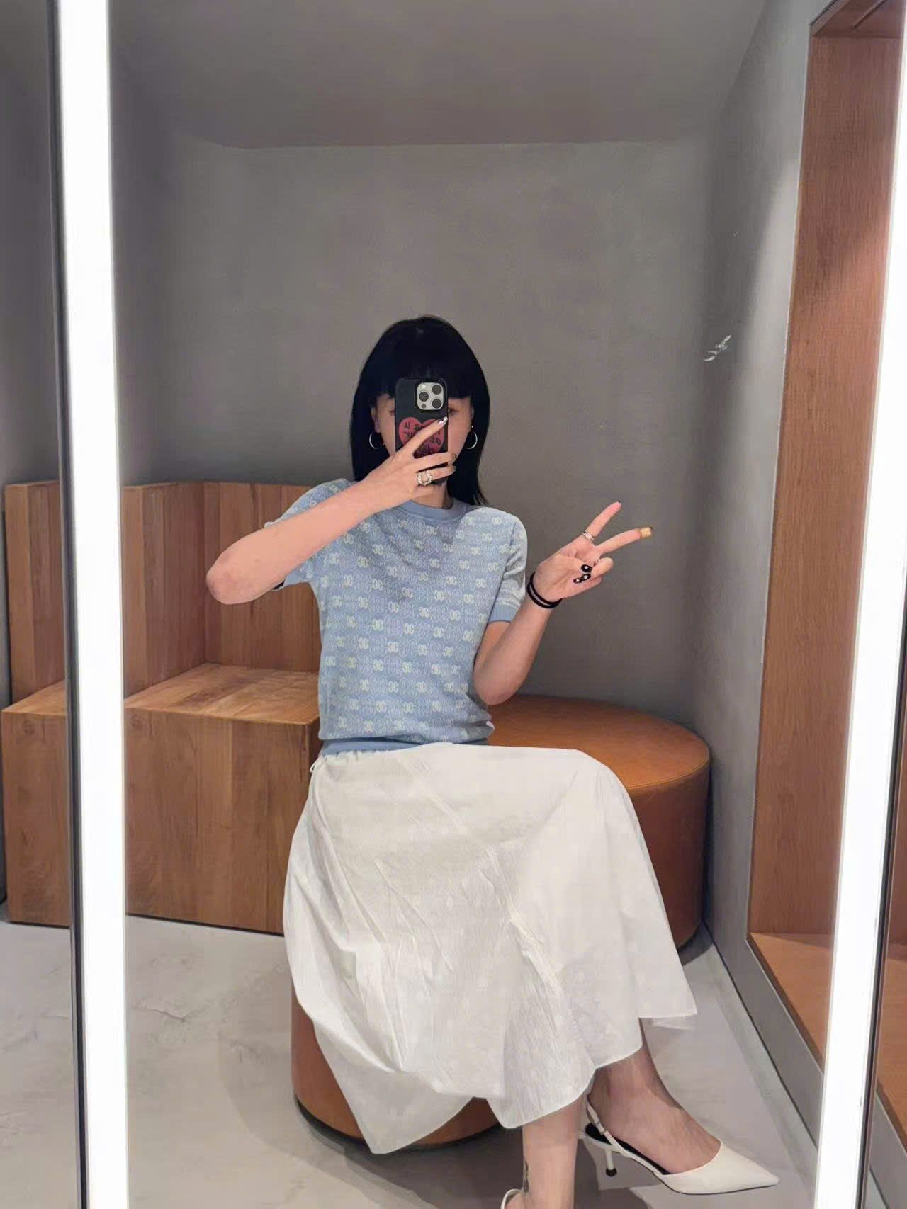  2.Áo xanh biển , full logo bo gấu 