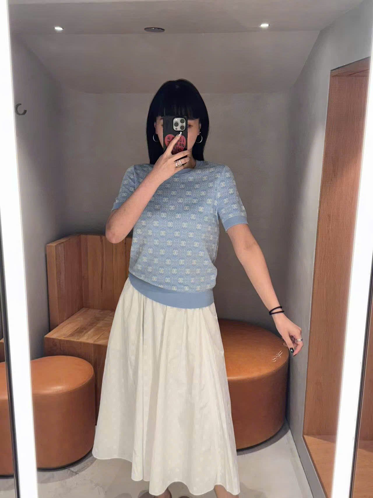  2.Áo xanh biển , full logo bo gấu 