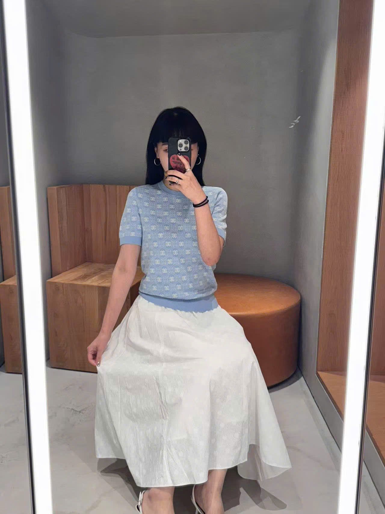  2.Áo xanh biển , full logo bo gấu 