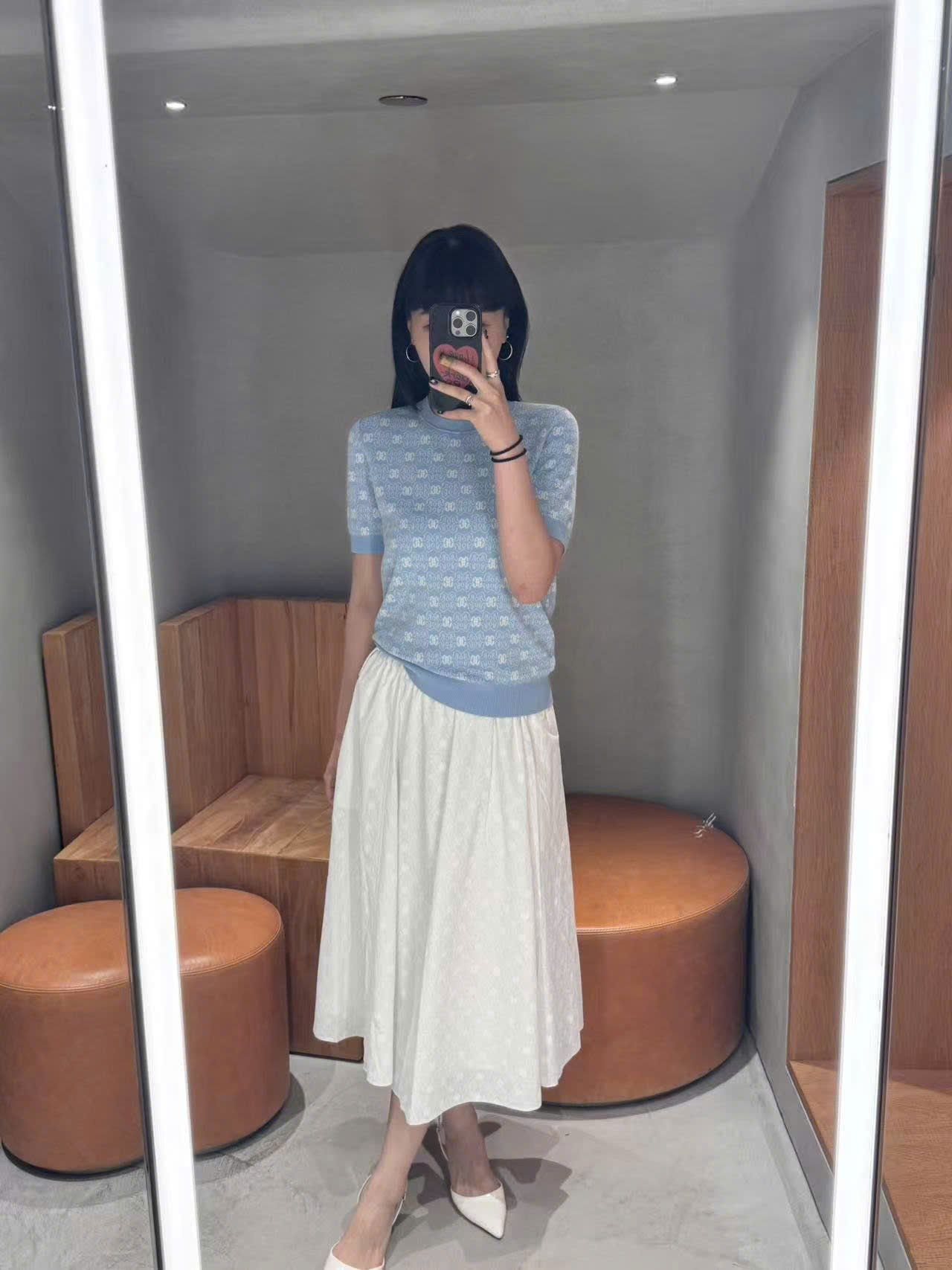  2.Áo xanh biển , full logo bo gấu 